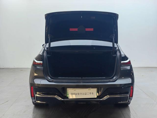 BMW i7 M70L 2024 car image #7