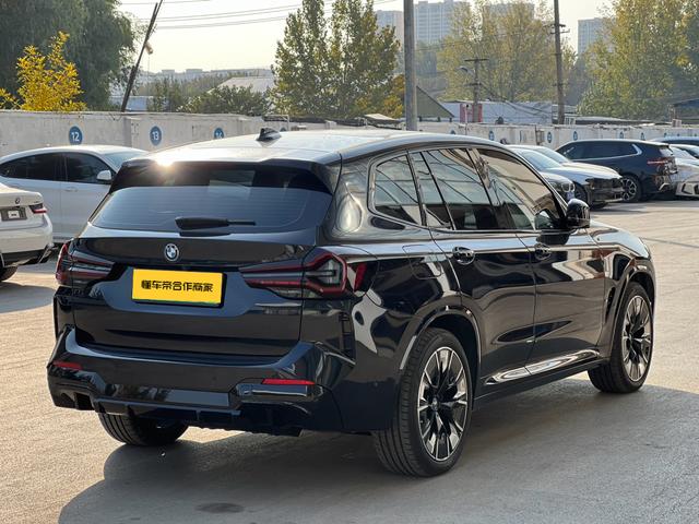 BMW iX3 2024 immagine di auto #7