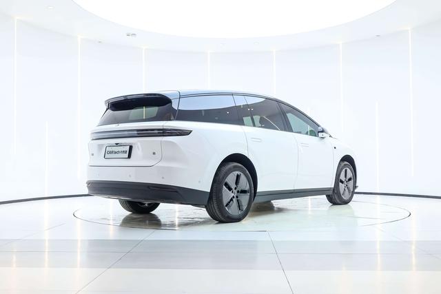 Li i8 2025 image de voiture #7