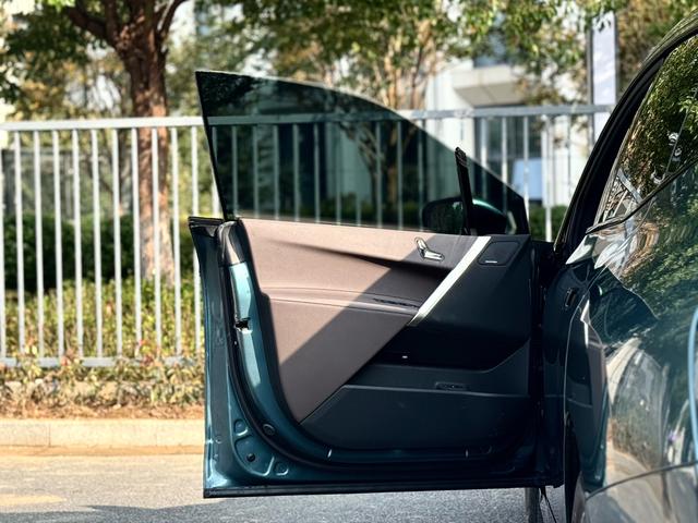 BMW iX 2024 car image #7