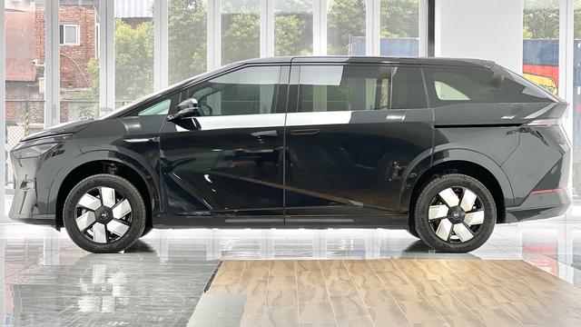 Xpeng X9 2024 صورة سيارة #7