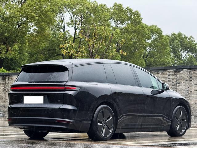 Li i8 2025 image de voiture #7