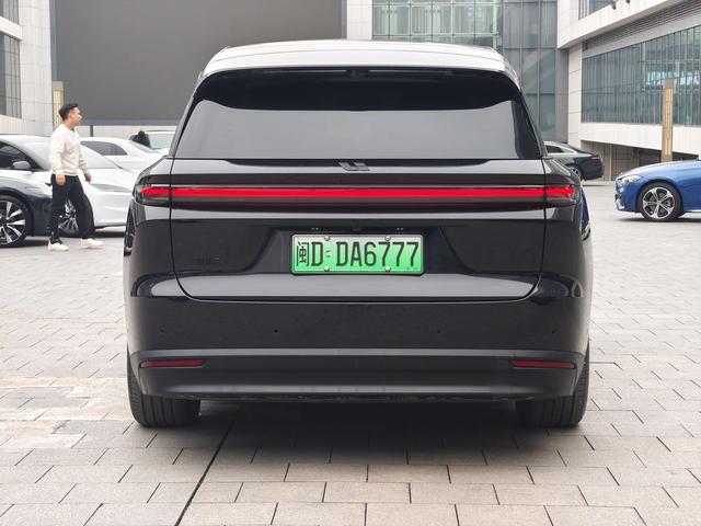 Li i8 2025 image de voiture #7