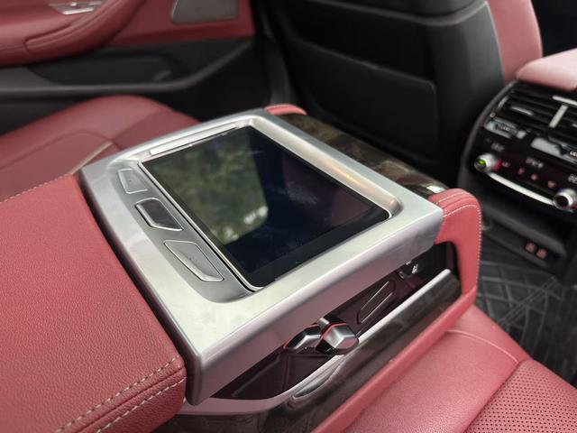 BMW M8 2021 صورة سيارة #7