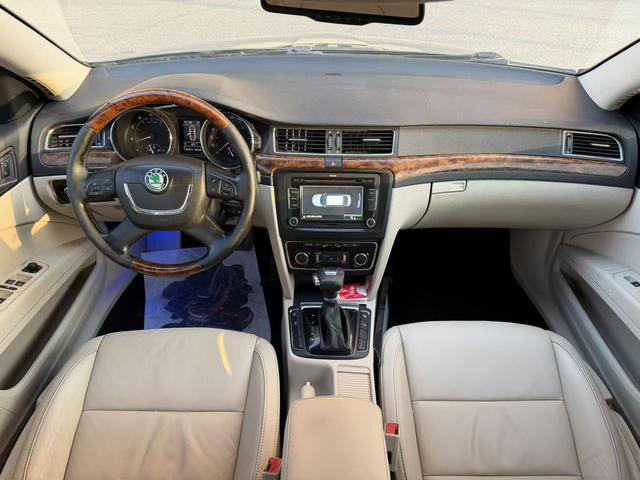 Skoda Superb 2012 car image #7