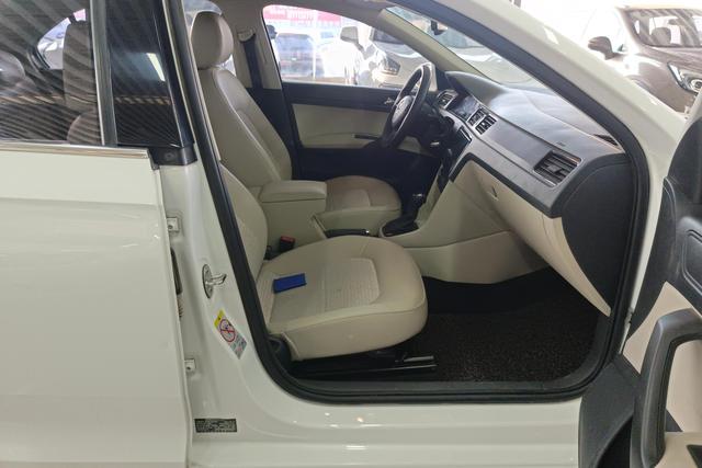 Skoda Rapid 2017 car image #7