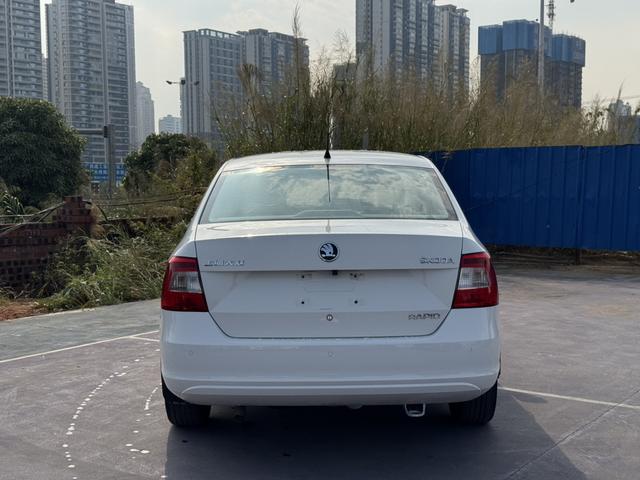Skoda Rapid 2015 car image #7