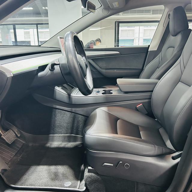 Tesla Model Y 2023 car image #7