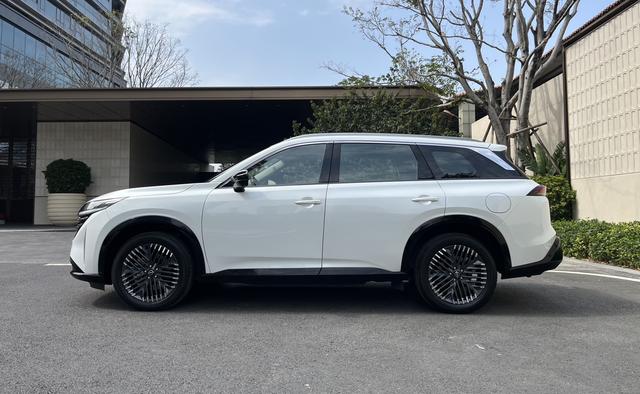 Nissan Pathfinder 2024 car image #7