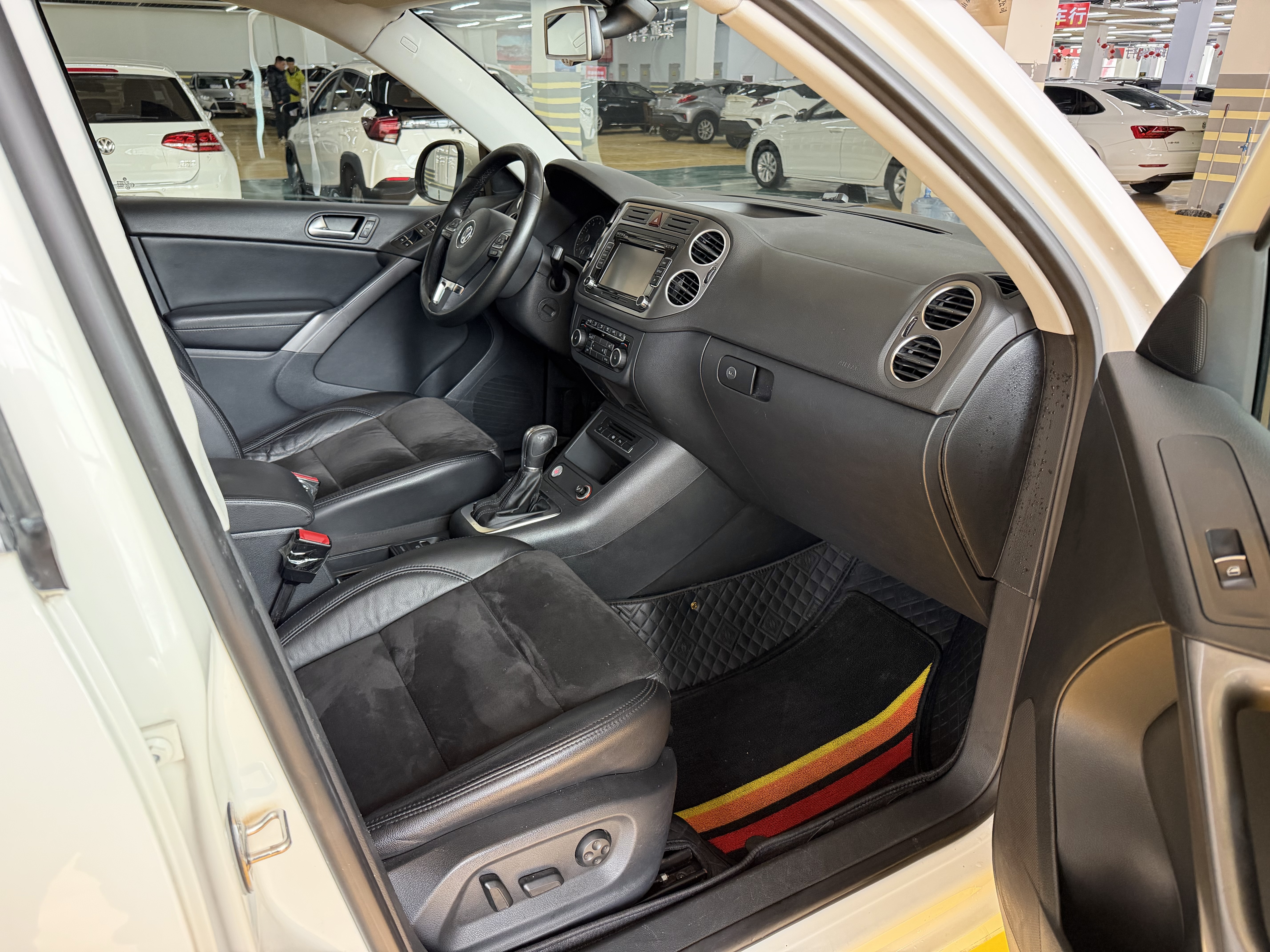 Volkswagen Tiguan 2012 immagine di auto #7