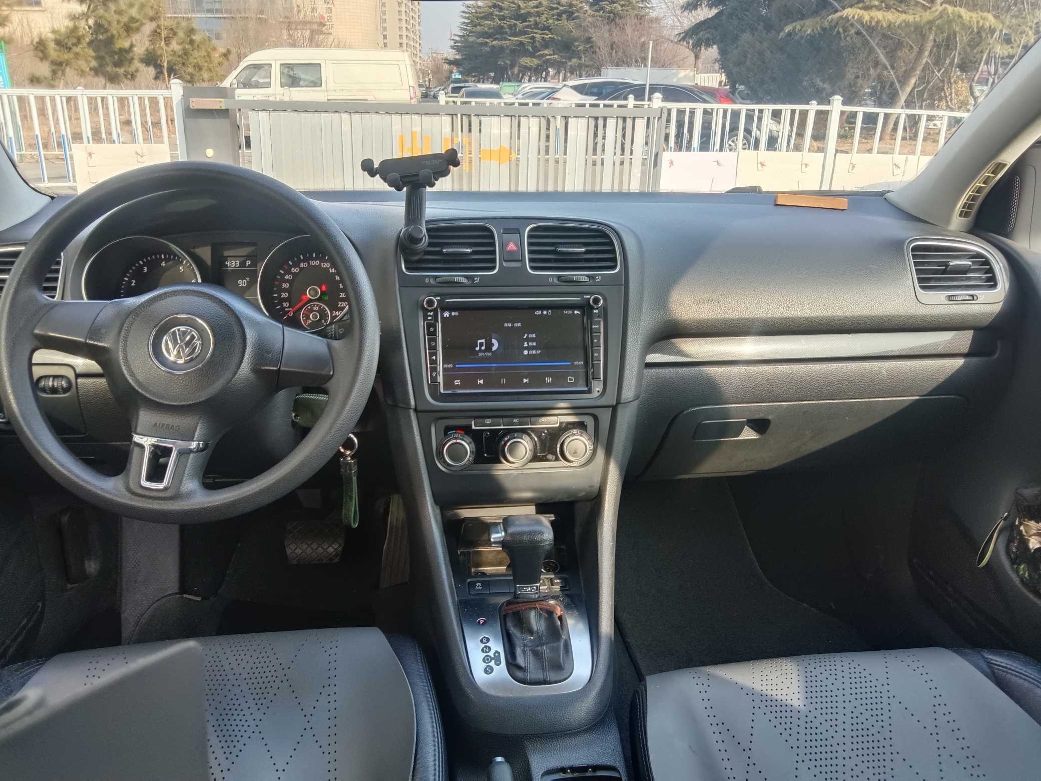 Volkswagen Golf 2011 car image #7