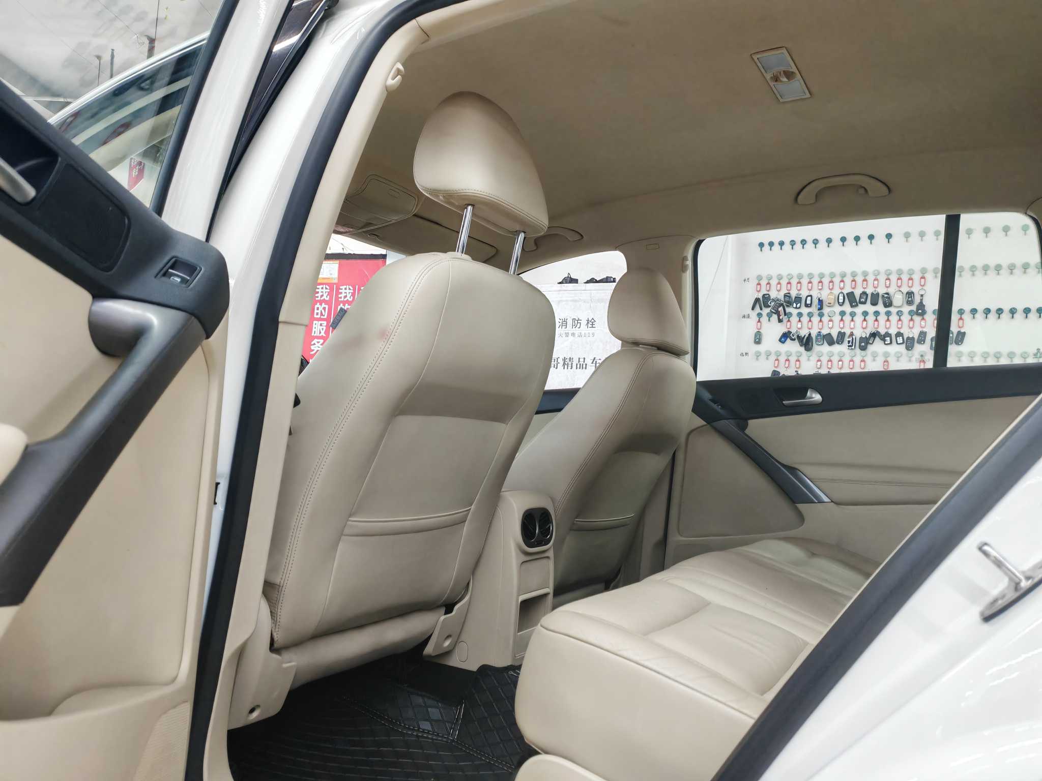 Volkswagen Tiguan 2012 car image #7