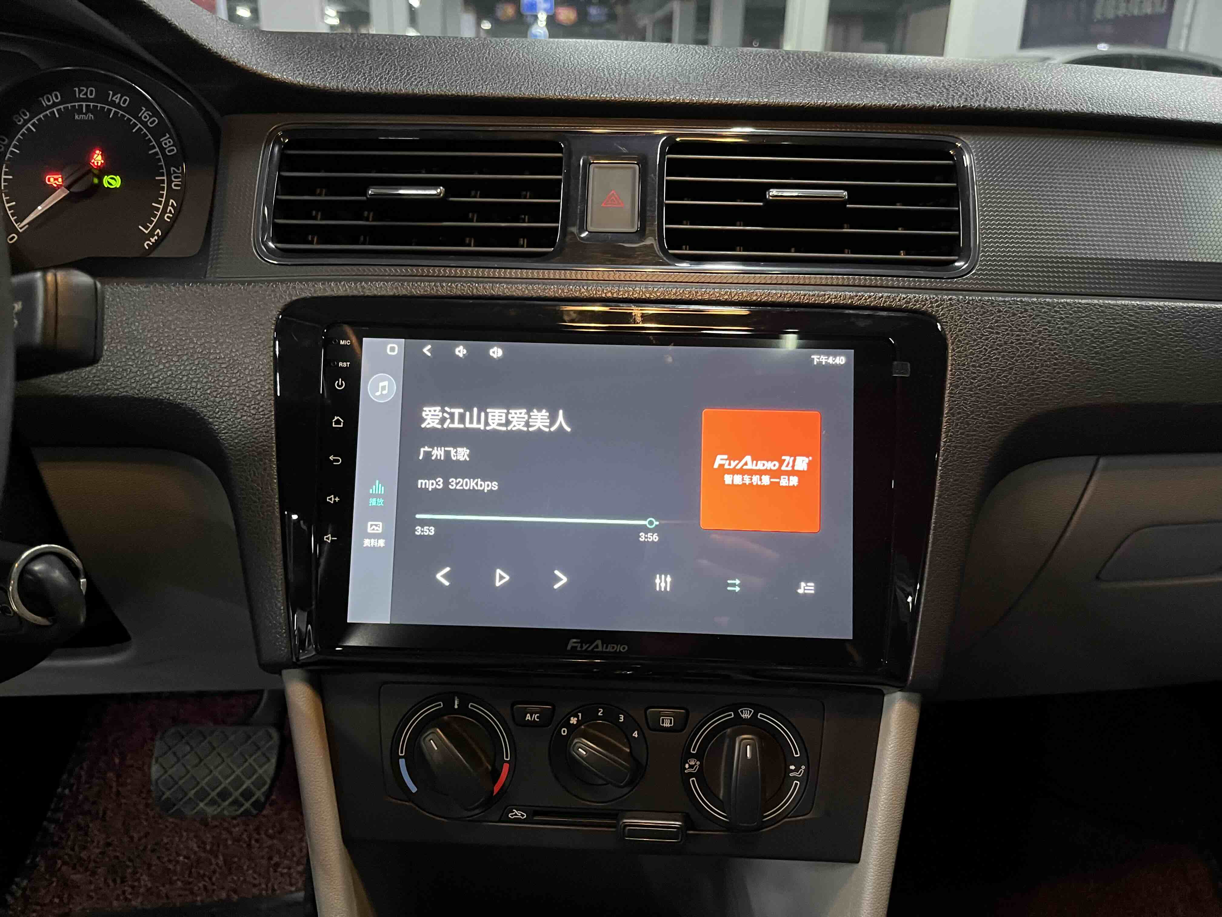 Skoda Rapid 2014 car image #7