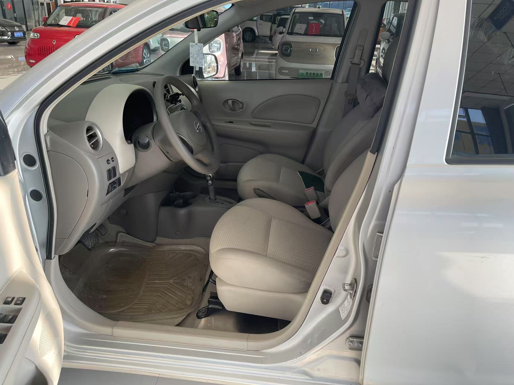 Nissan March 2012 immagine di auto #7