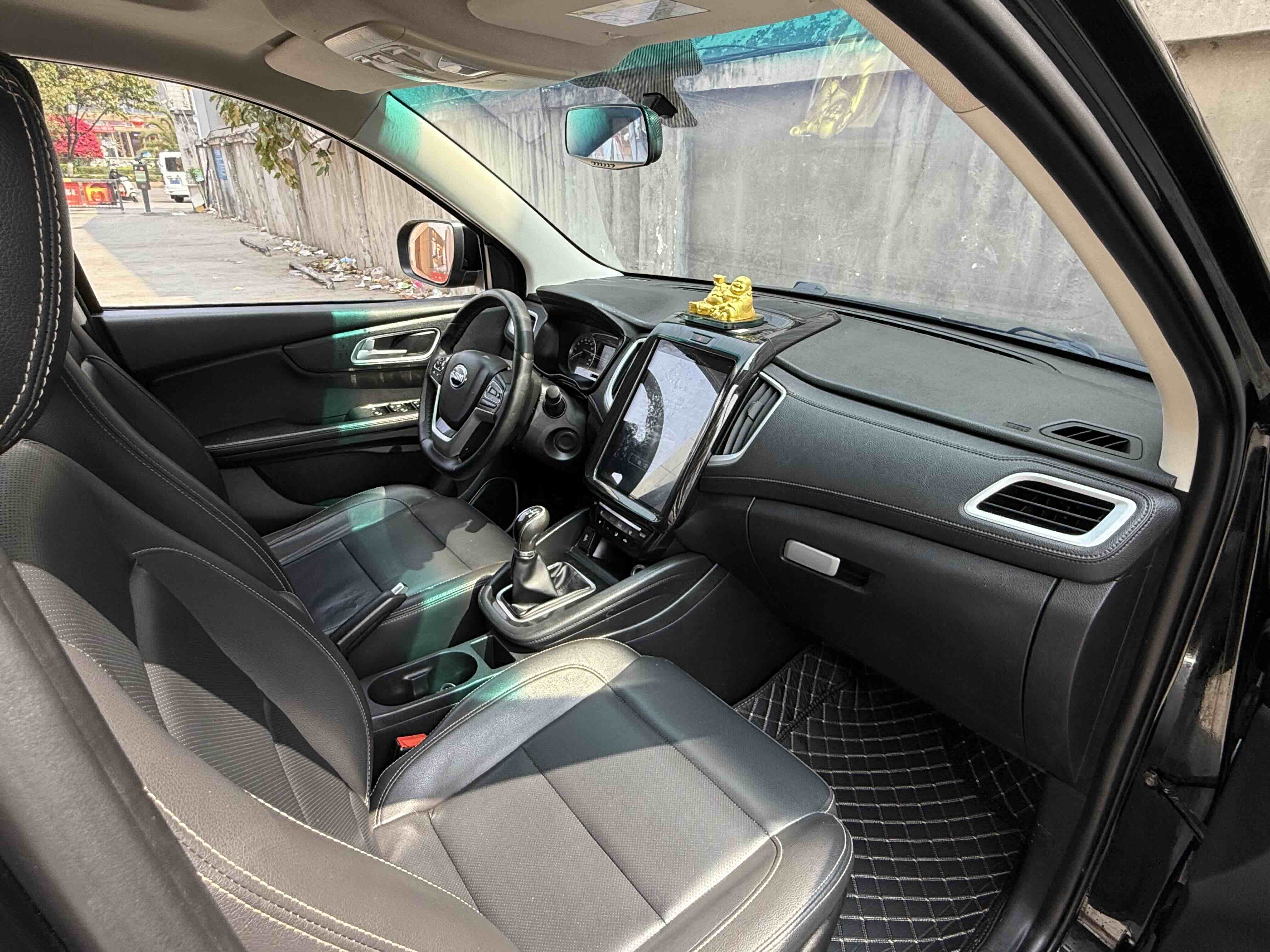 SWM X7 2017 car image #7