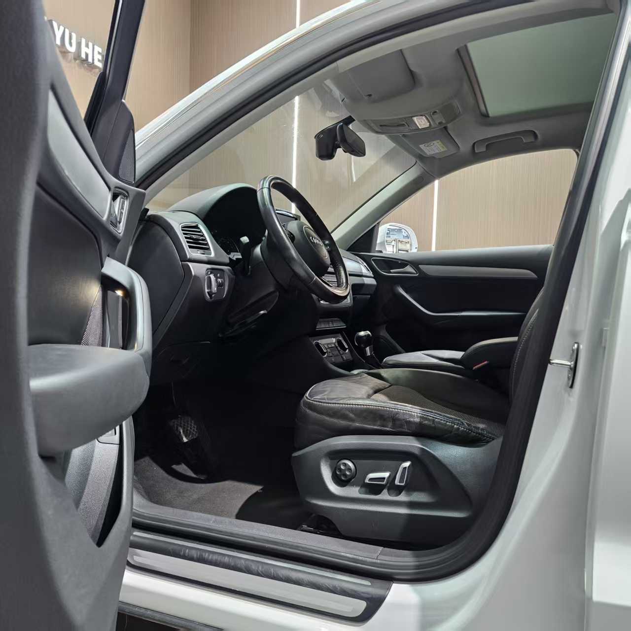 Audi Q3 2018 car image #7
