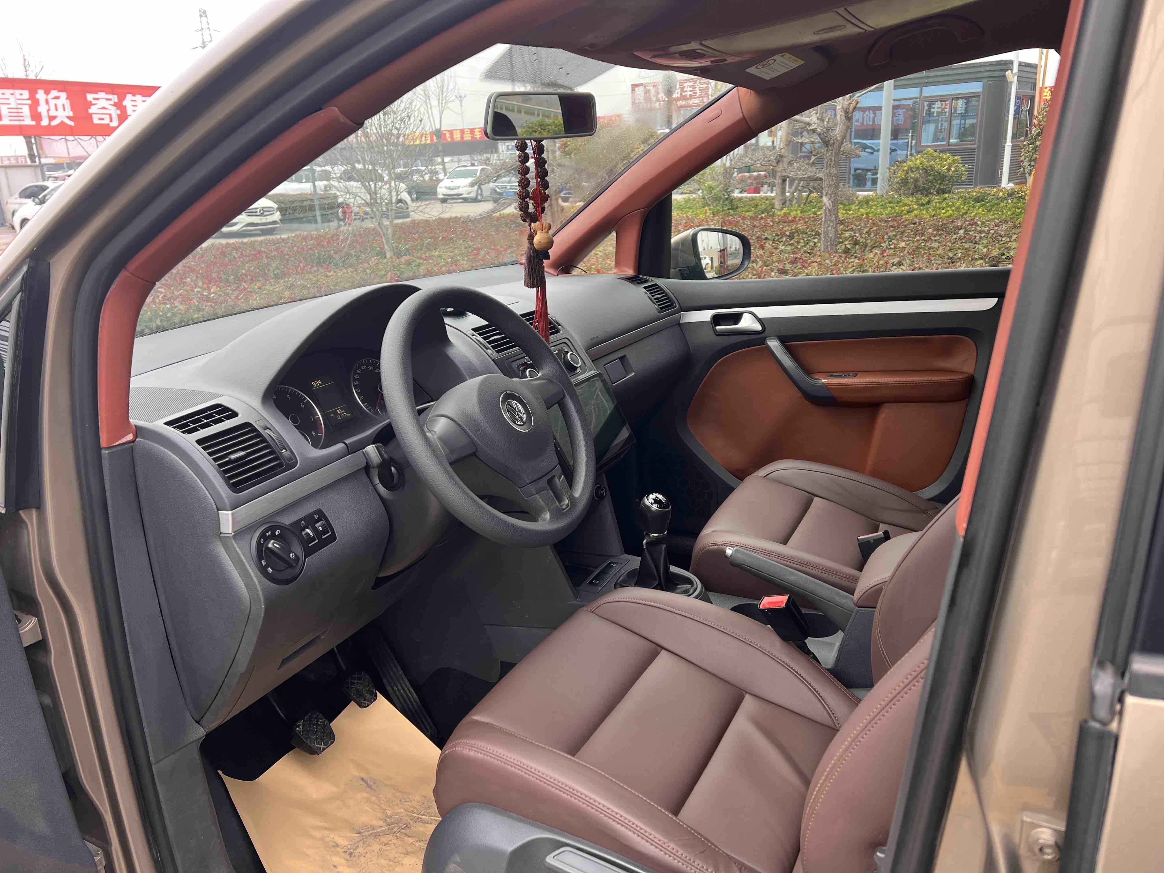 Volkswagen Touran 2015 car image #7