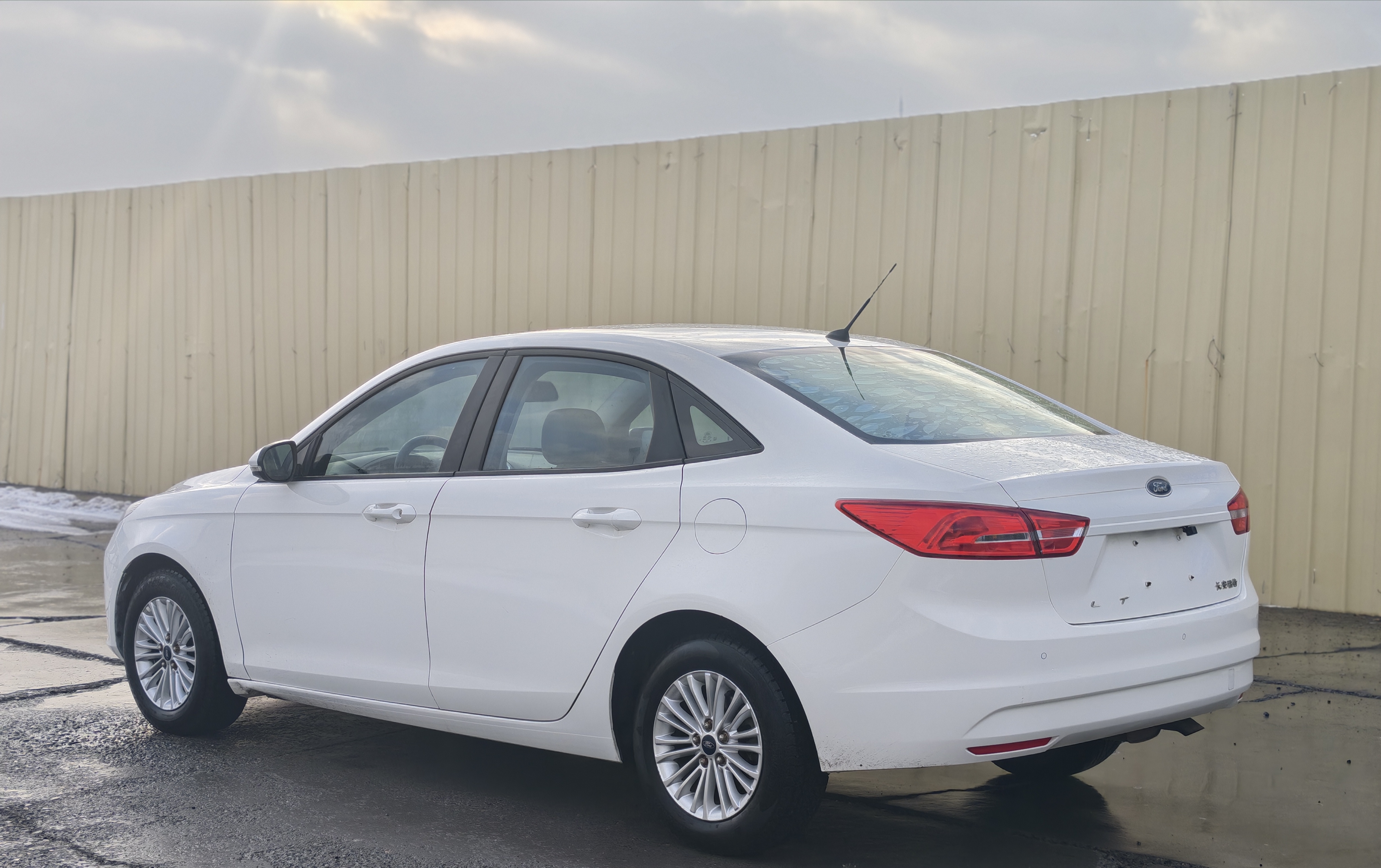 Ford Escort 2016 car image #7