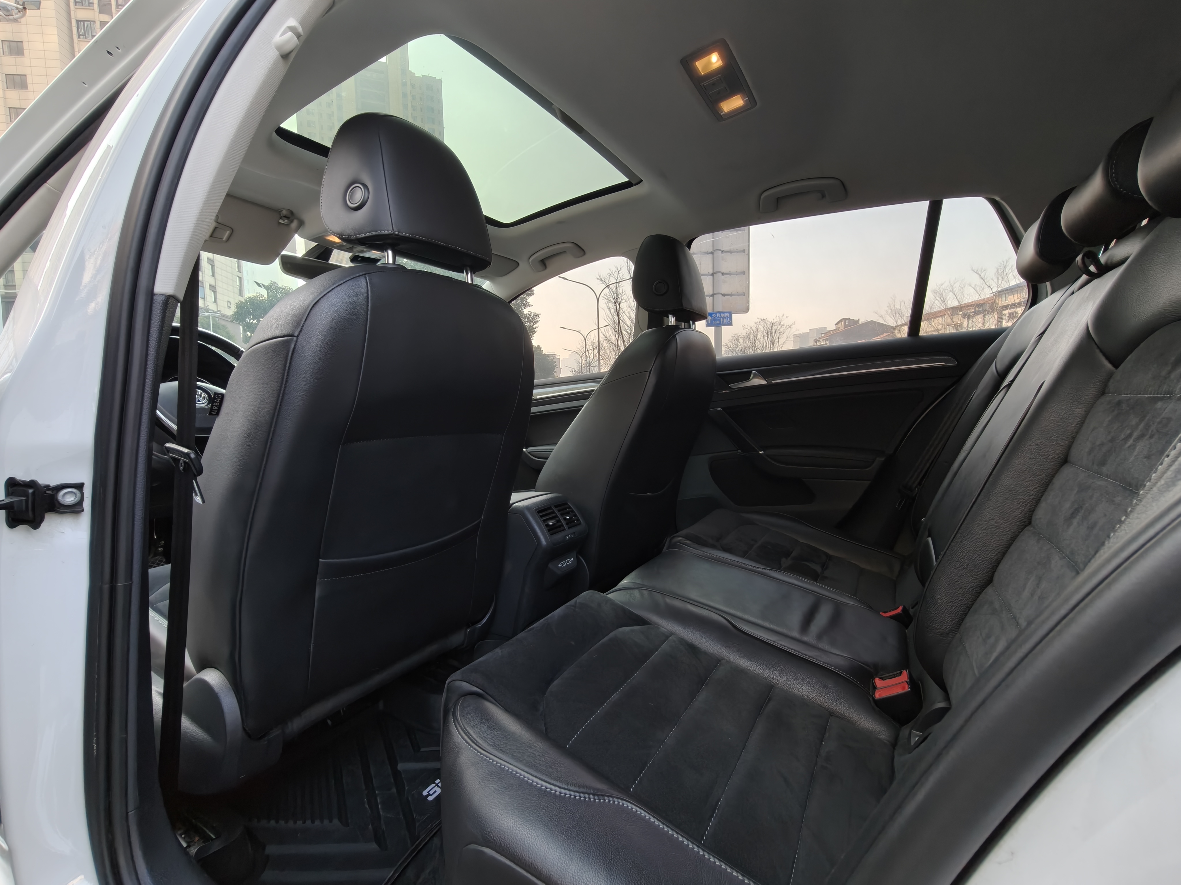 Volkswagen Golf 2018 car image #7
