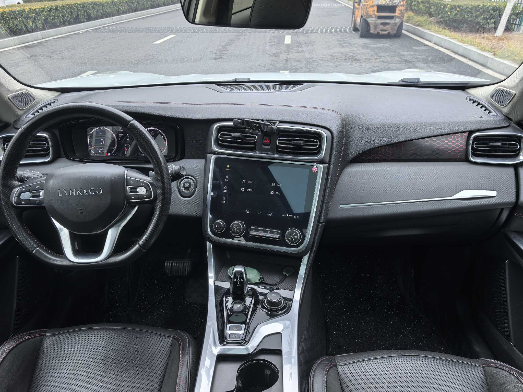 Lynk & Co 2018 car image #7