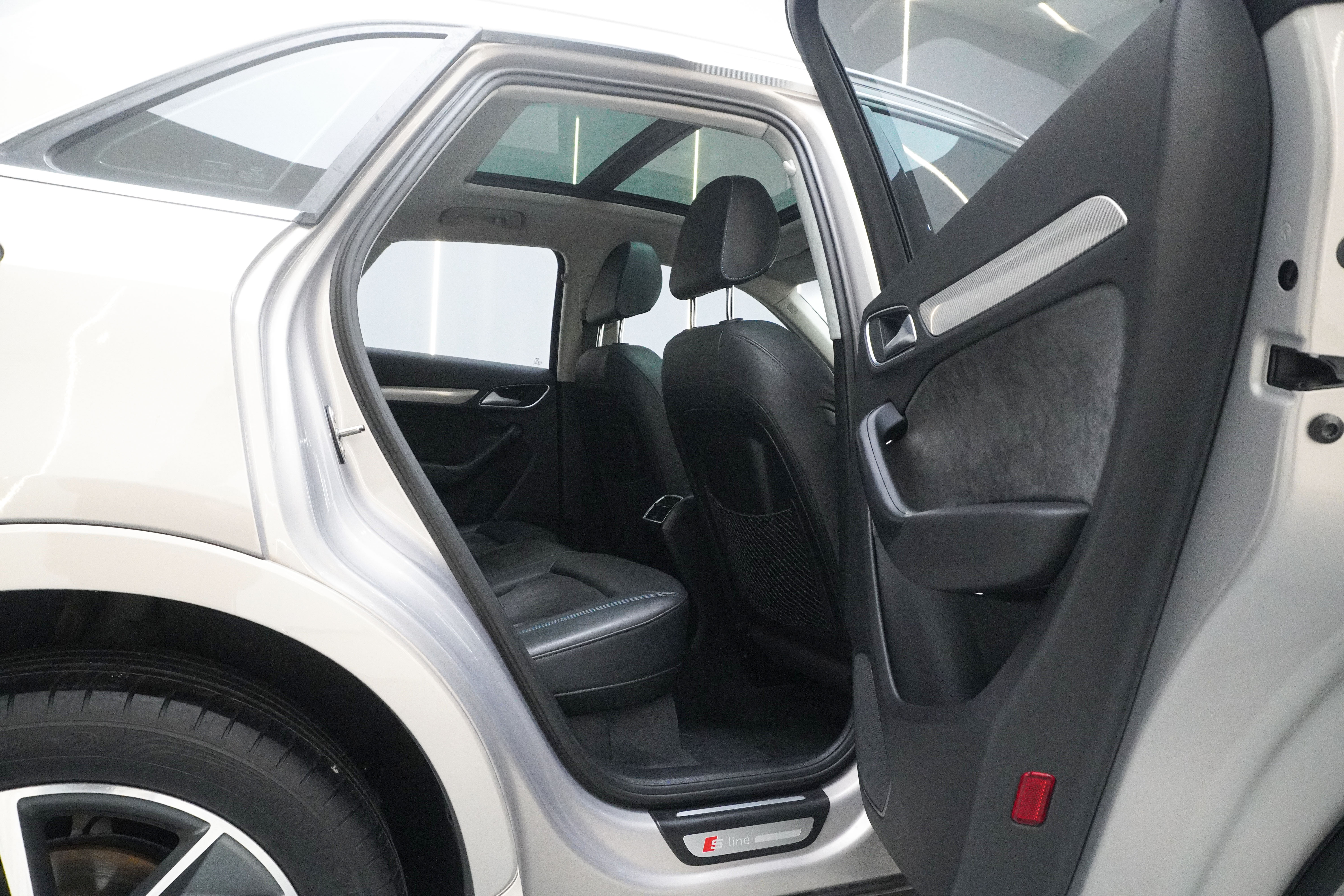 Audi Q3 2018 car image #7
