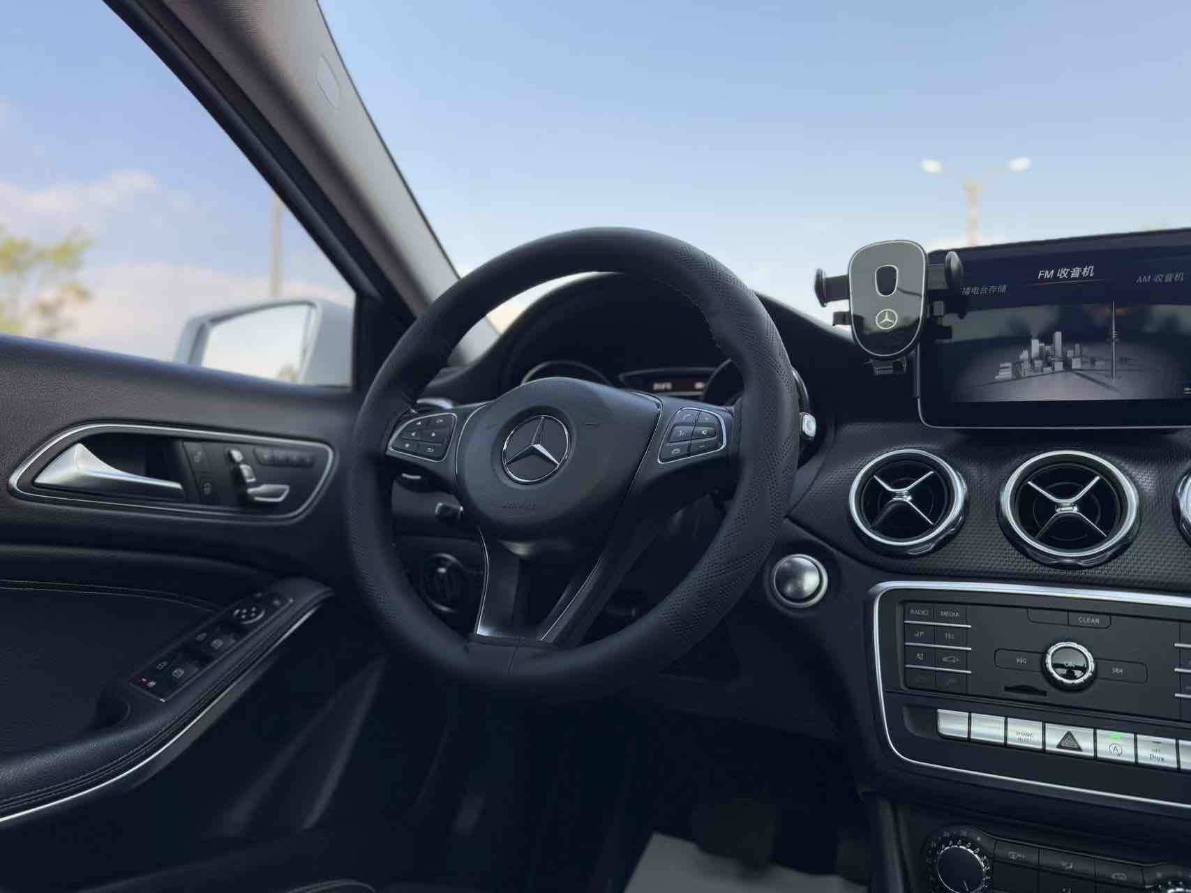 Mercedes-Benz GLA Class 2018 immagine di auto #7