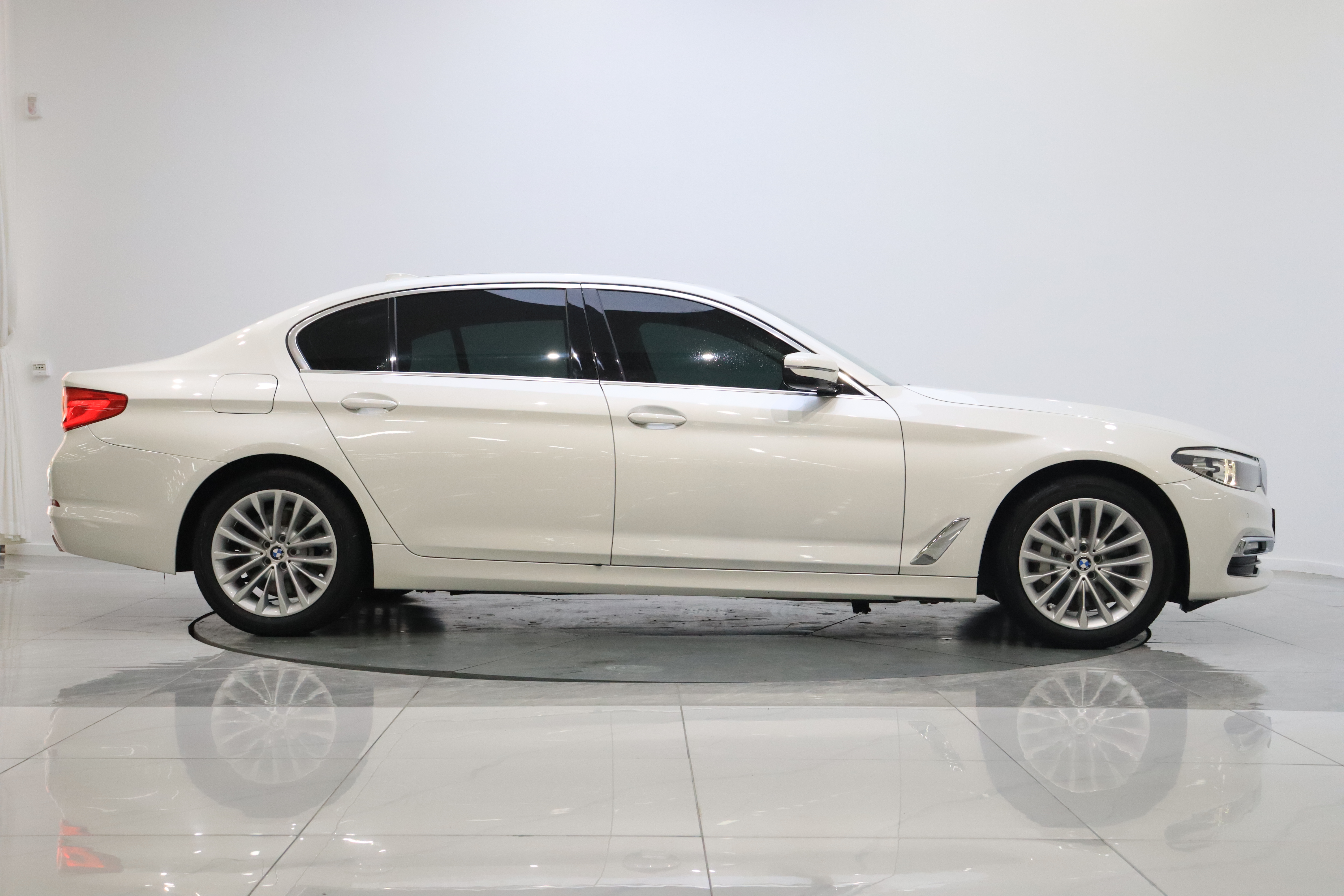 BMW 5 Series 2019 #7 BMW 5 Series 2019 car image #7