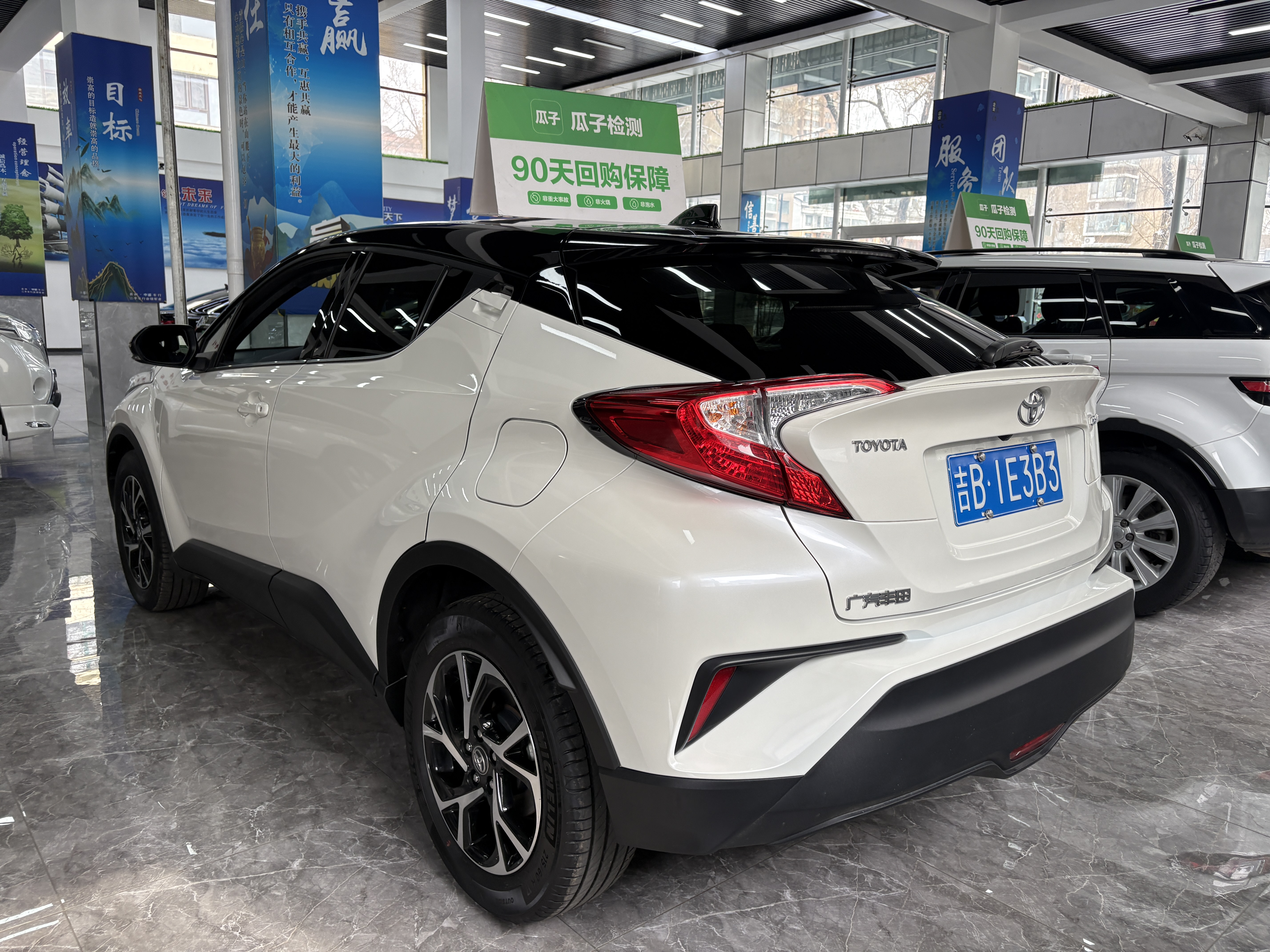 Toyota C-HR 2019 car image #7