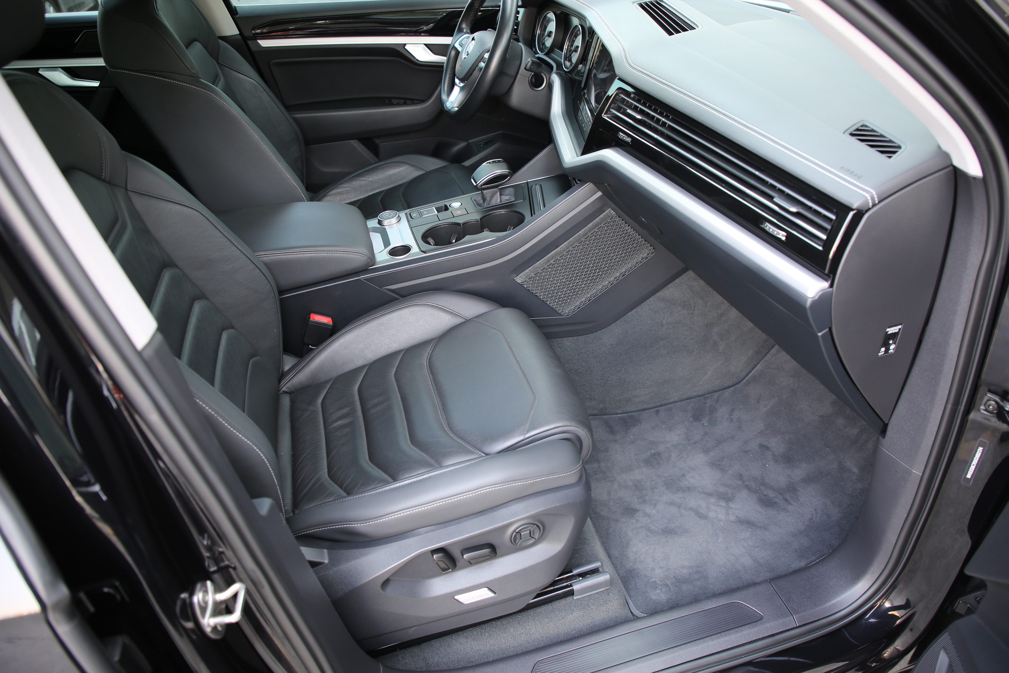 Volkswagen Touareg 2020 car image #7