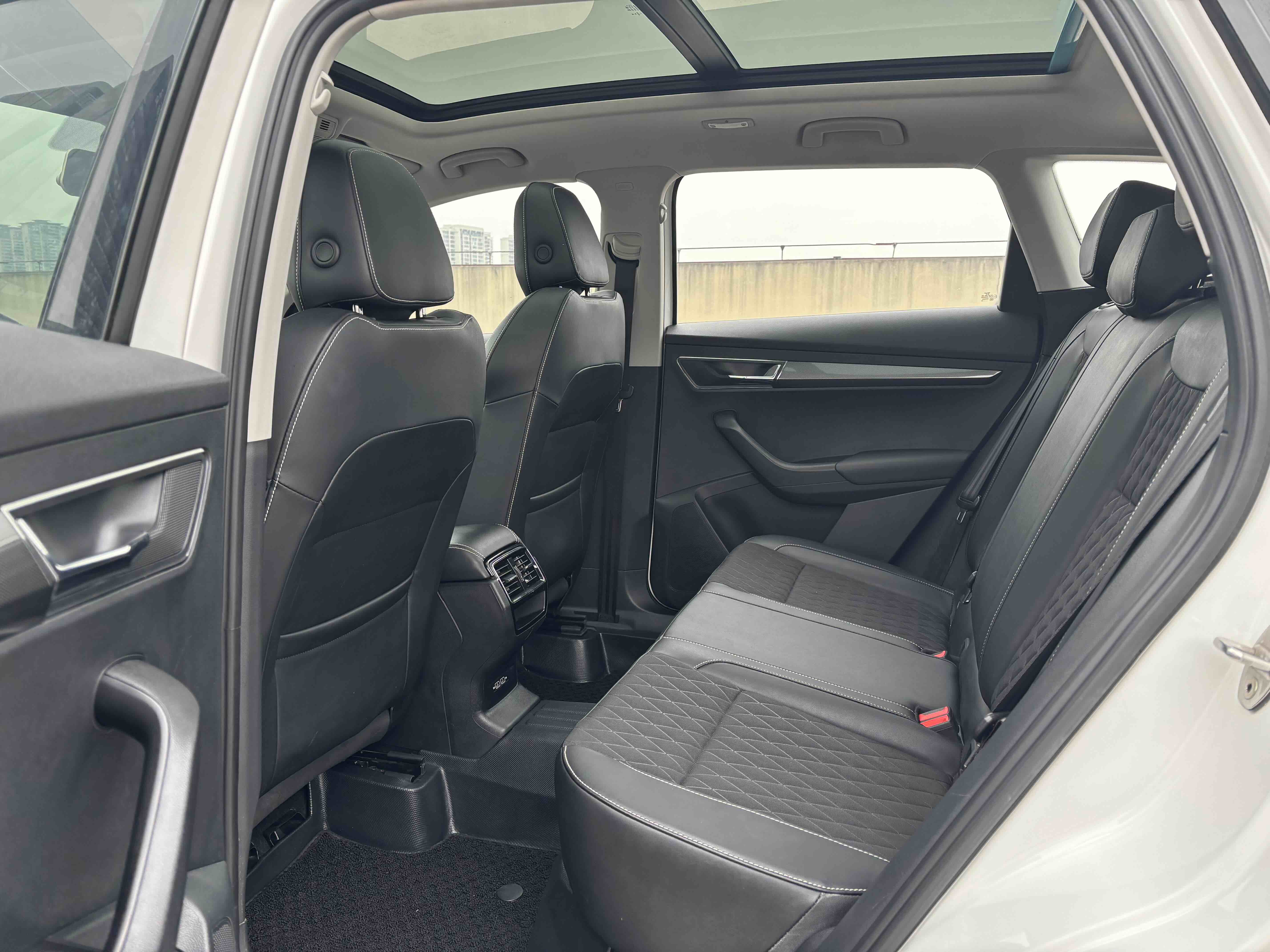 Skoda Karoq 2020 car image #7