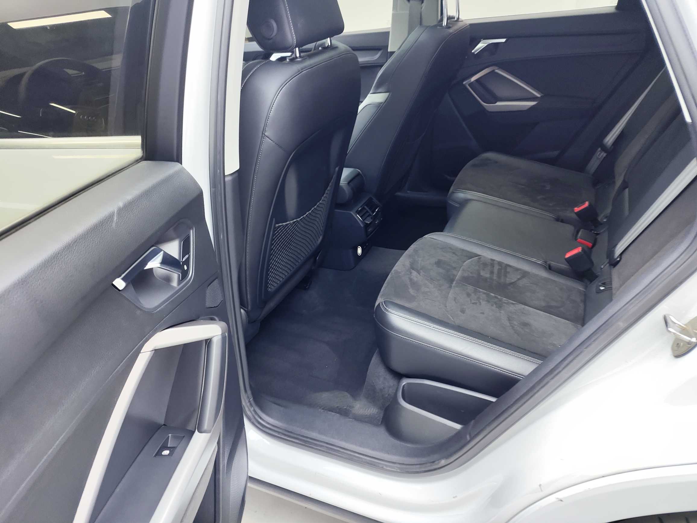 Audi Q3 2020 car image #7