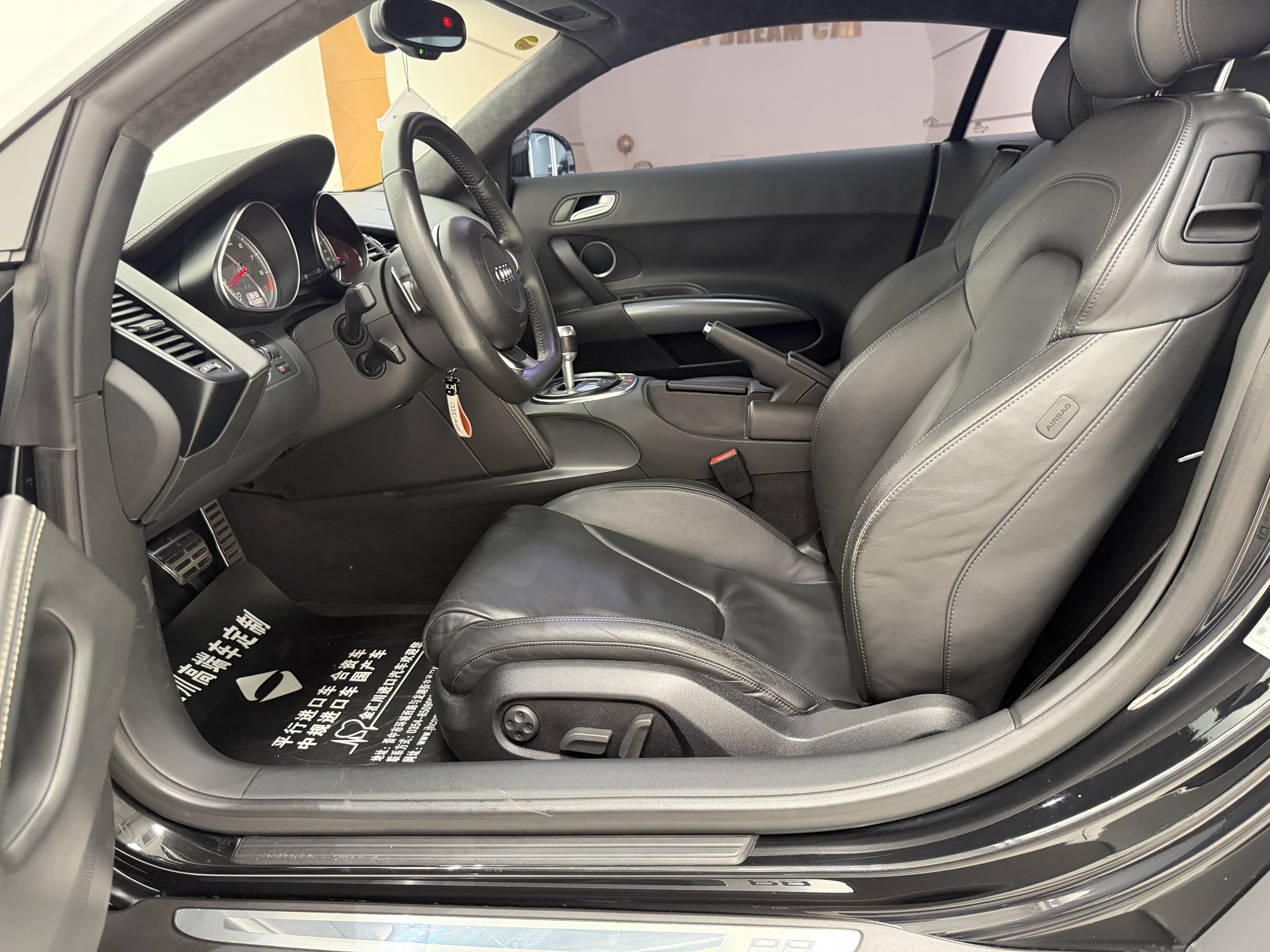 Audi R8 2010 car image #7