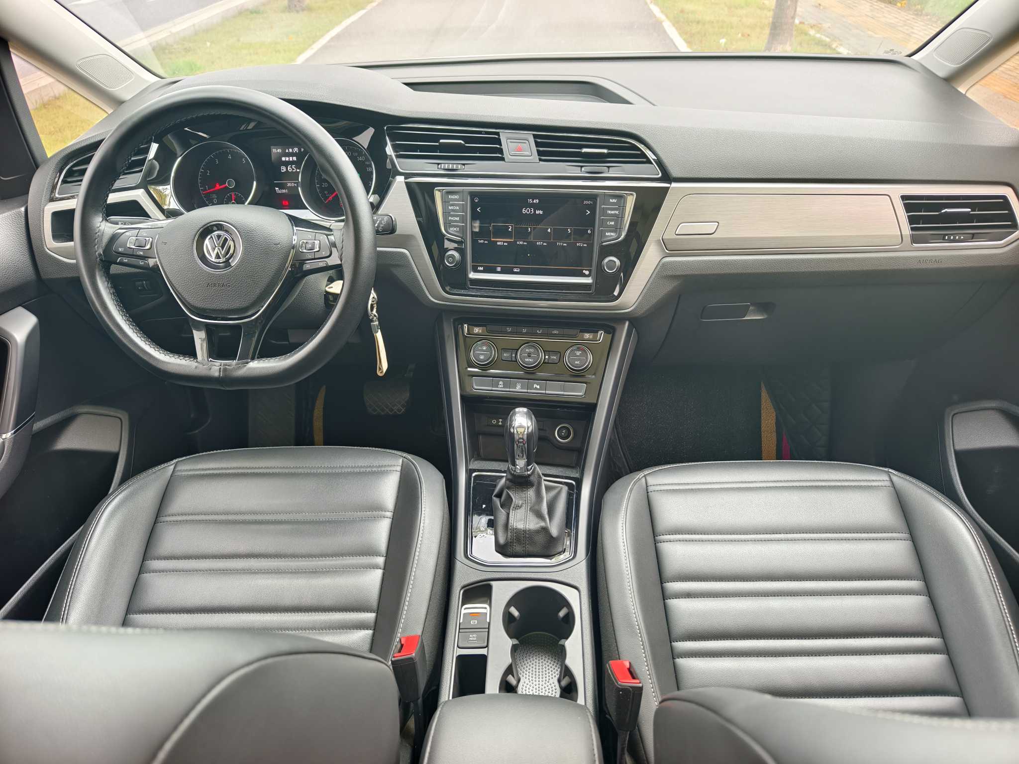 Volkswagen Touran 2018 car image #7