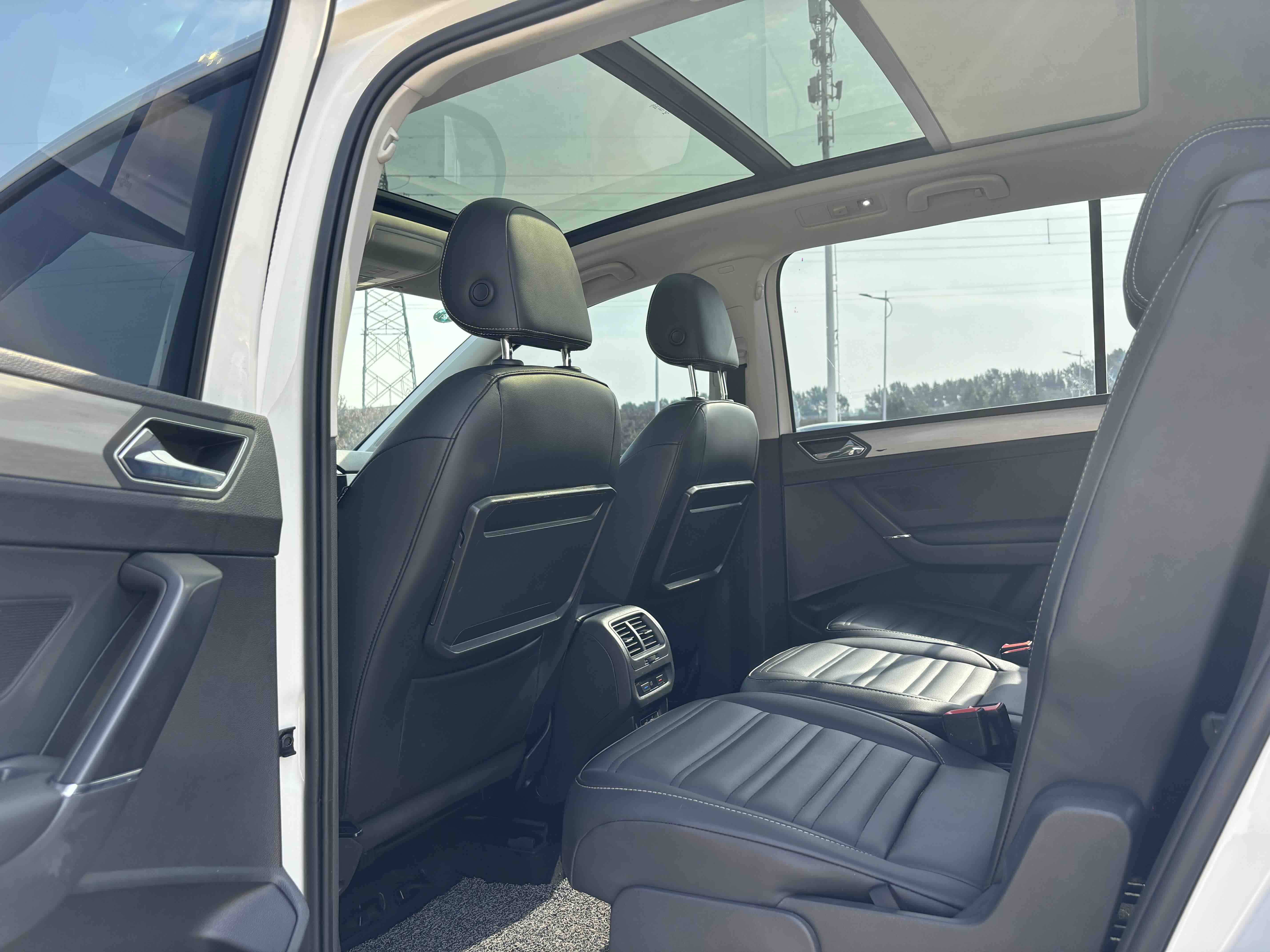 Volkswagen Touran 2018 car image #7