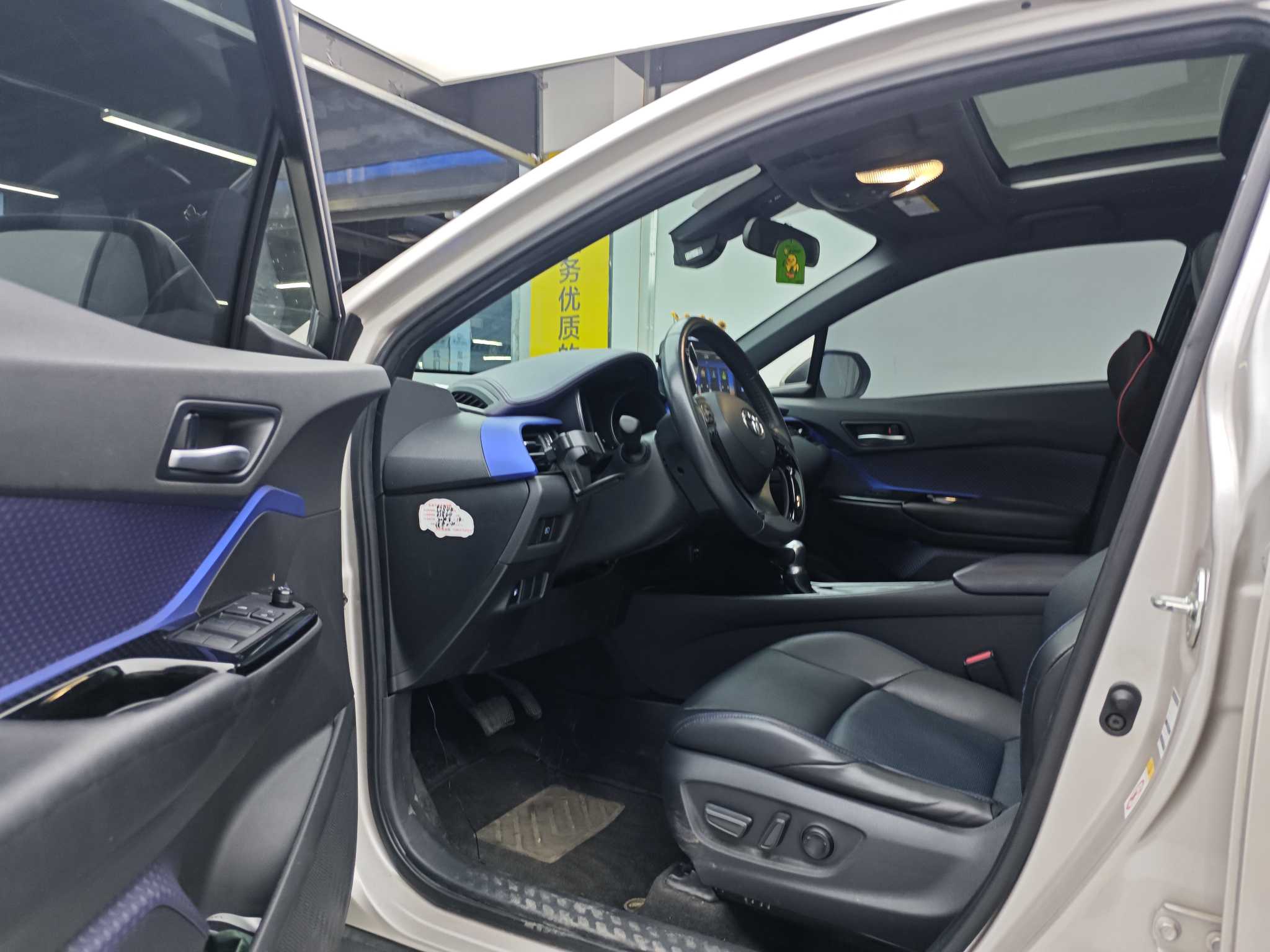 Toyota C-HR 2021 car image #7