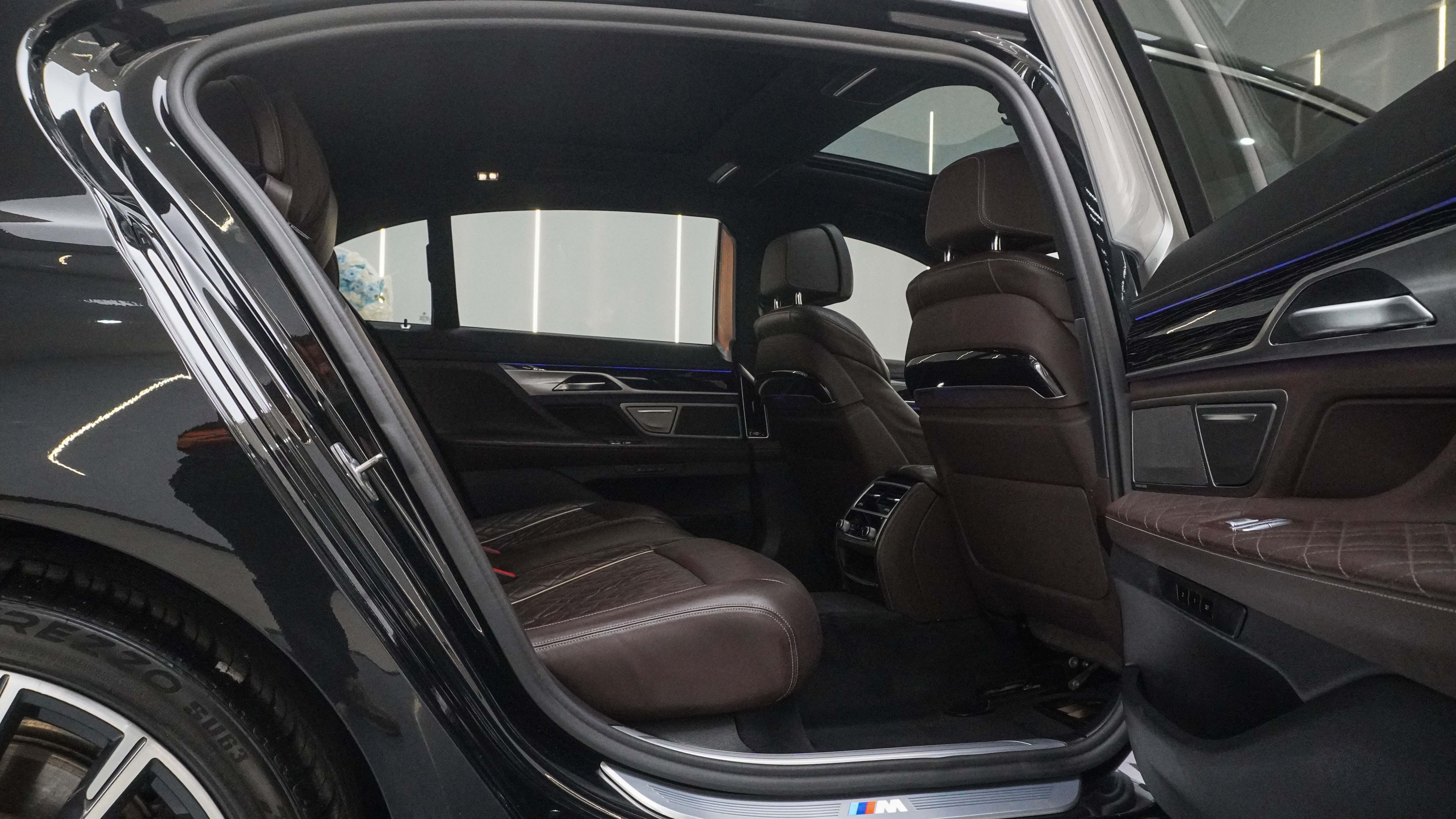 BMW 7 Series 2020 car image #7