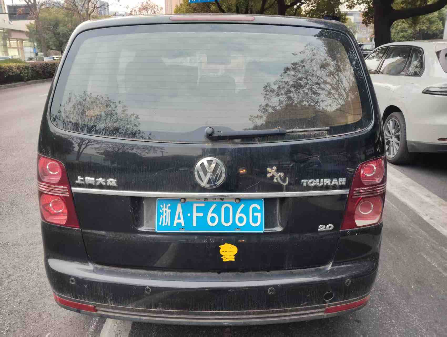 Volkswagen Touran 2010 car image #7