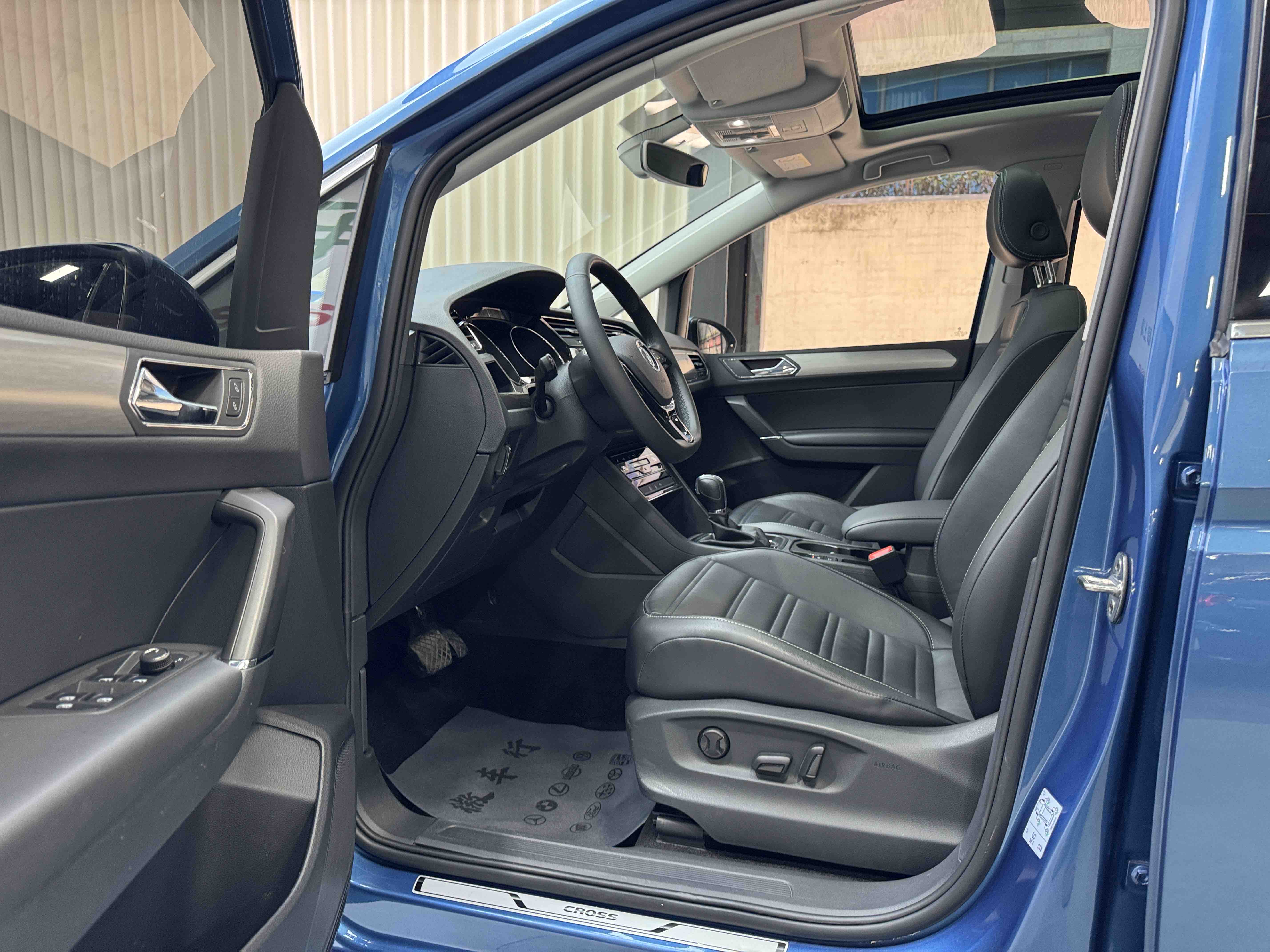 Volkswagen Touran 2021 car image #7