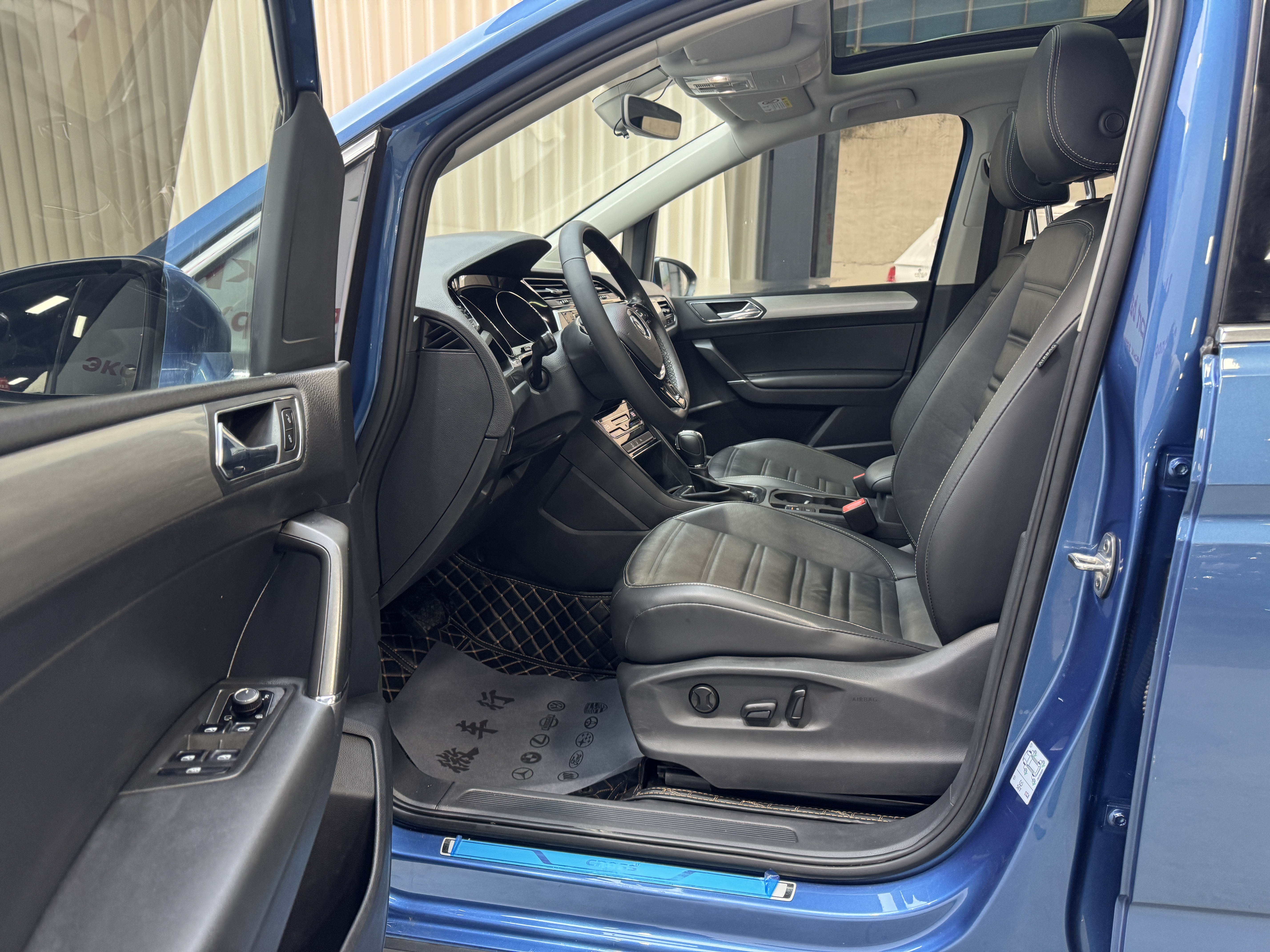 Volkswagen Touran 2021 car image #7