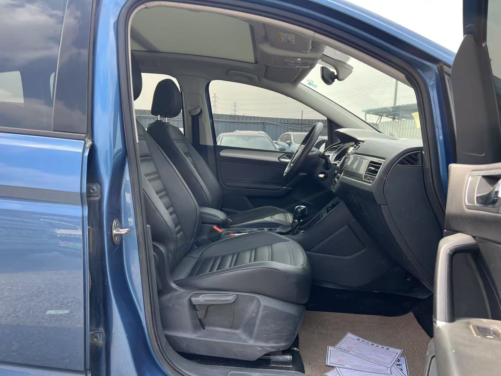 Volkswagen Touran 2022 immagine di auto #7