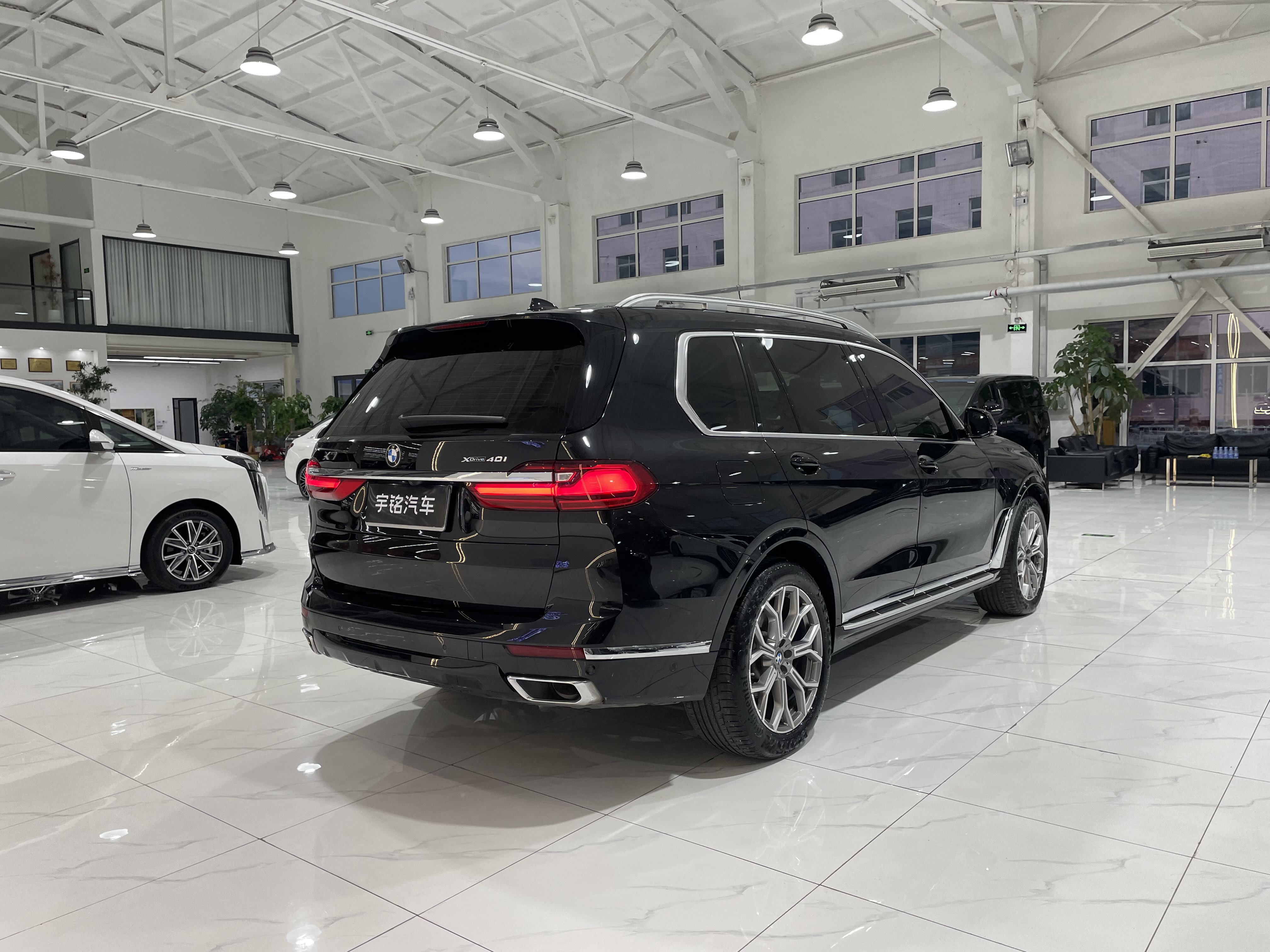 BMW X7 M60i 2021 car image #7