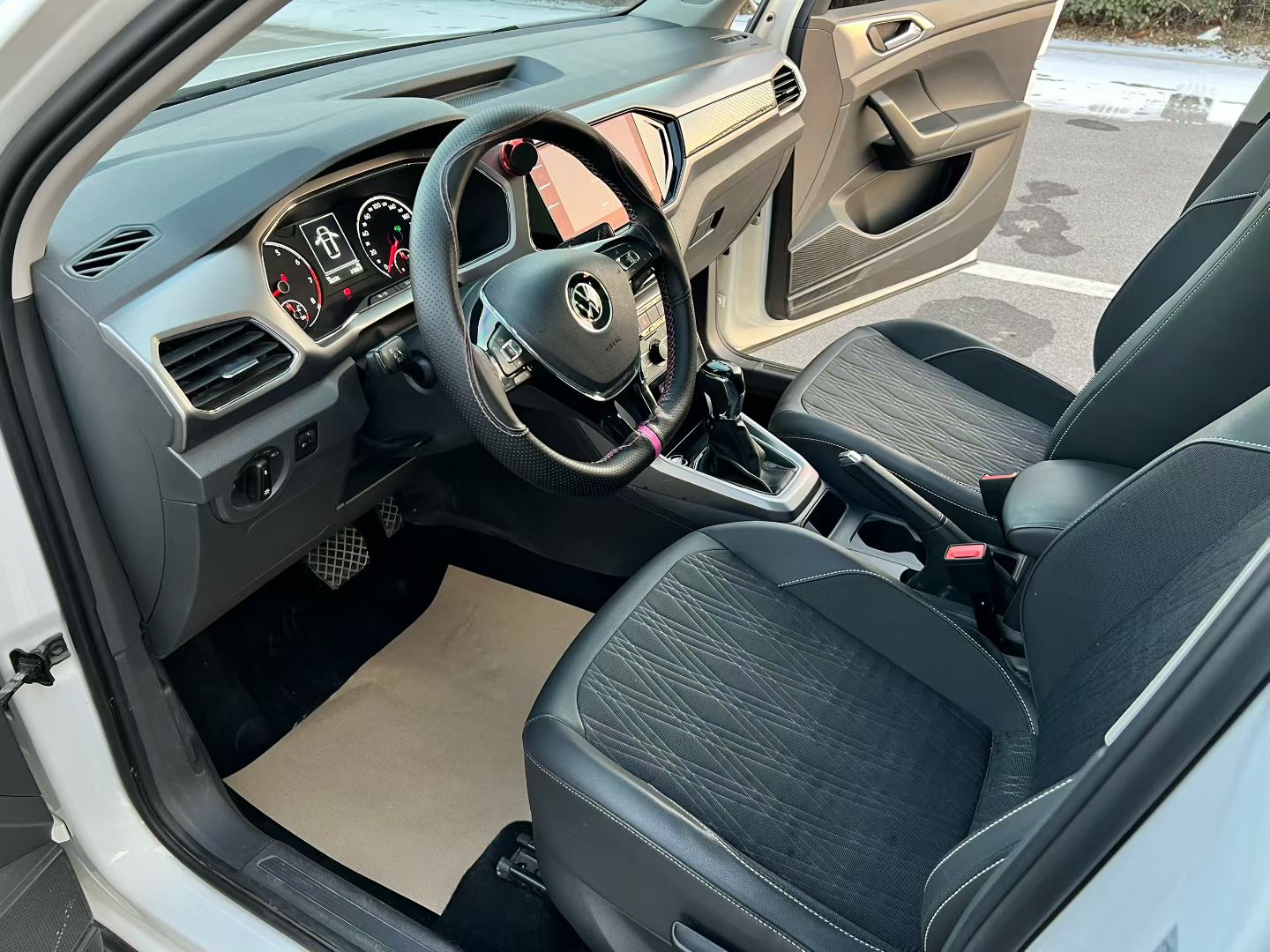 Volkswagen T-Cross 2021 car image #7