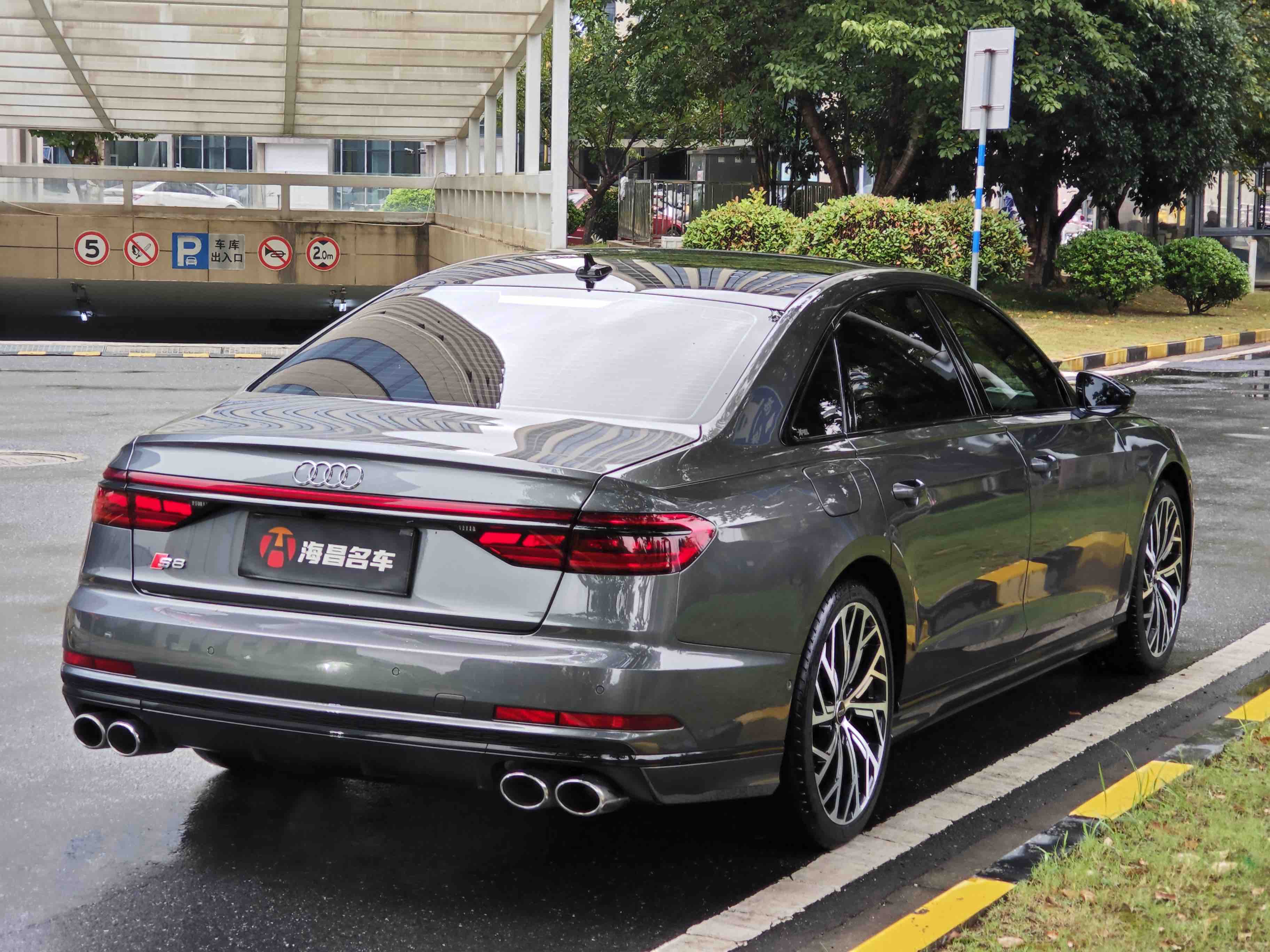 Audi S8 2021 car image #7