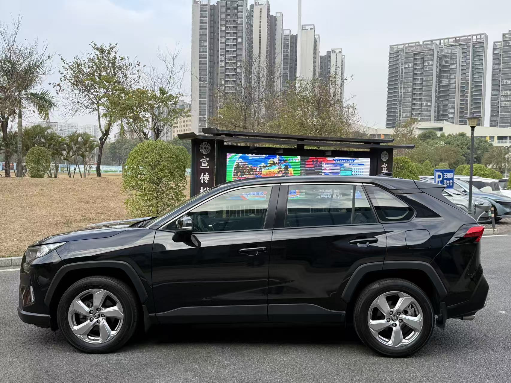 Toyota RAV4 2021 car image #7