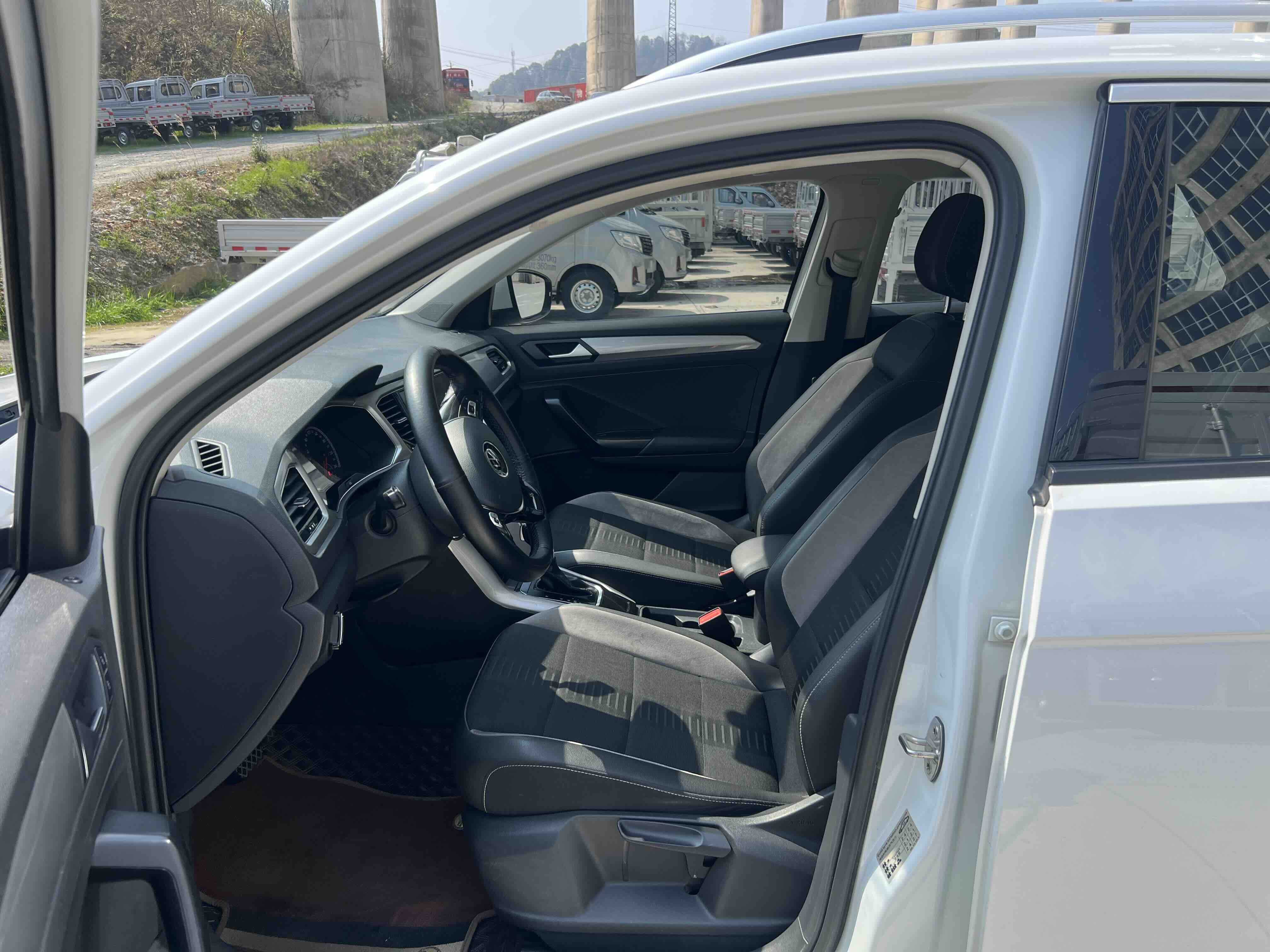 Volkswagen T-Roc 2021 car image #7