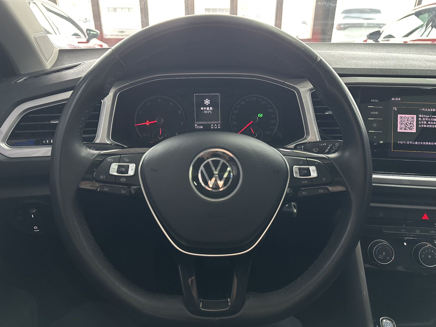 Volkswagen T-Roc 2022 car image #7