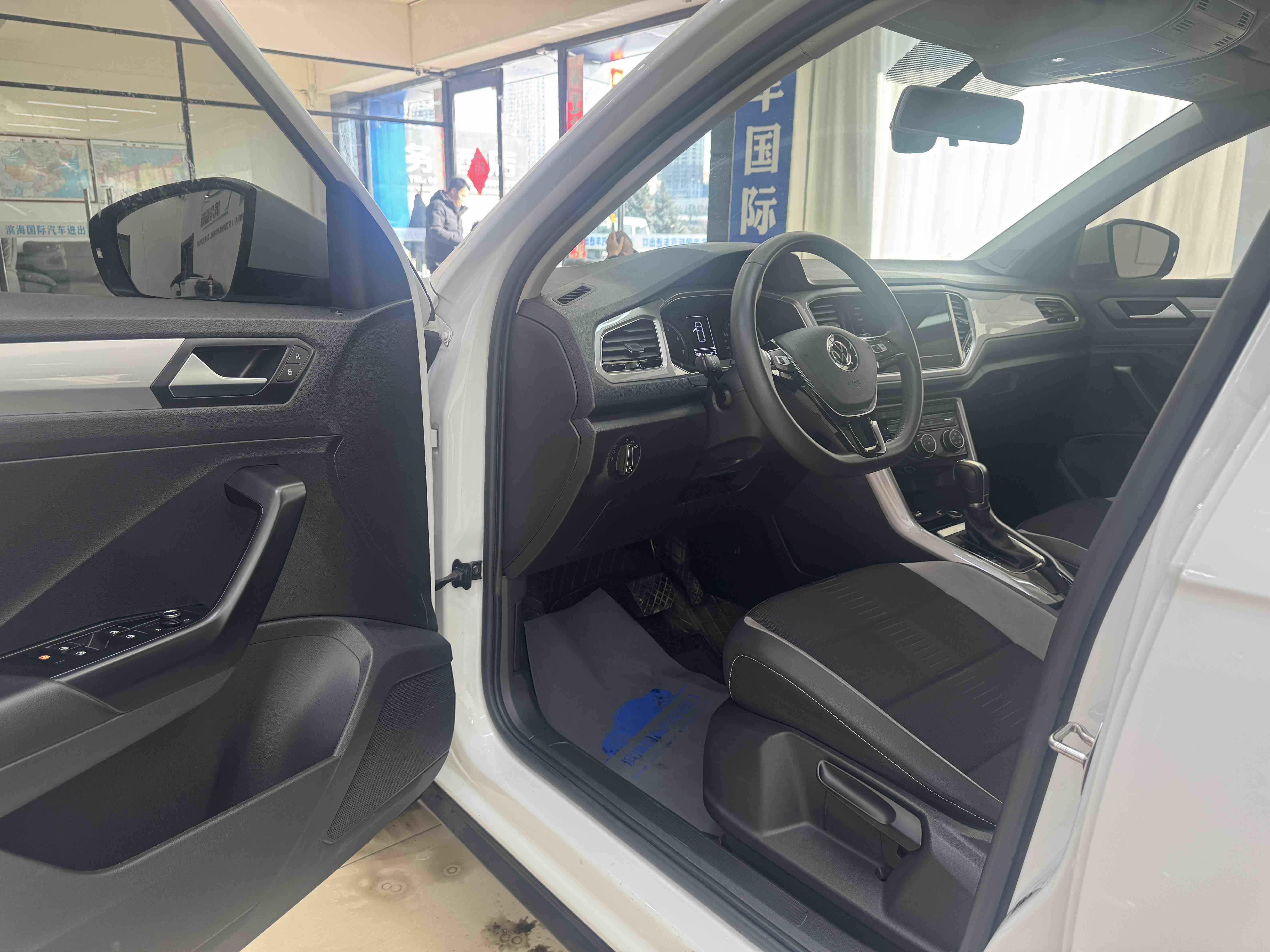 Volkswagen T-Roc 2021 car image #7