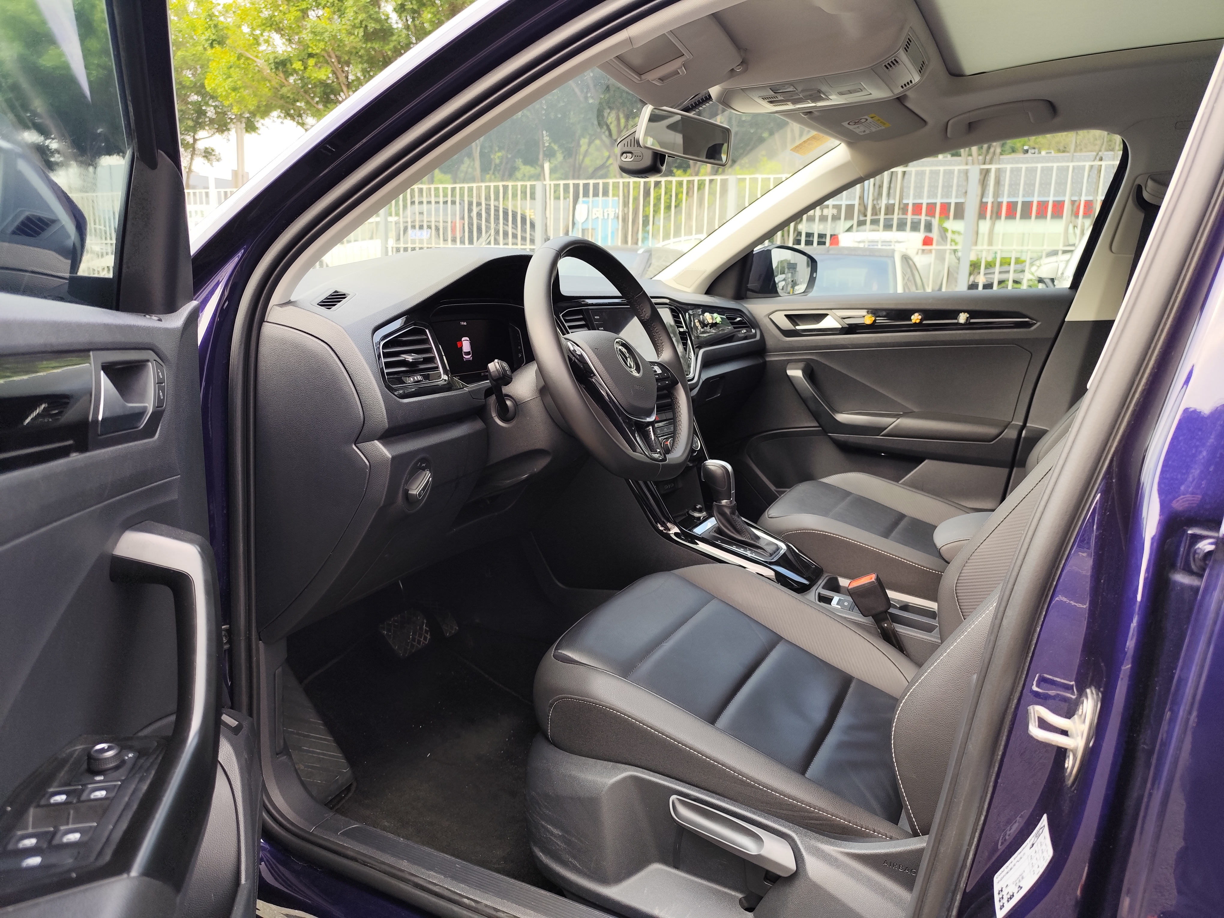 Volkswagen T-Roc 2021 car image #7