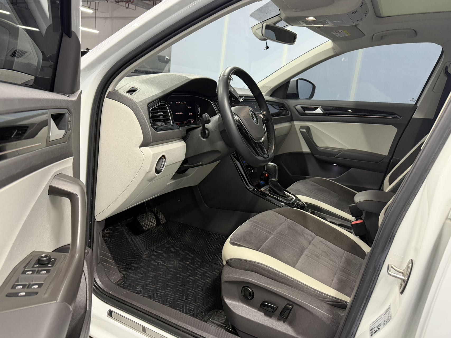 T-Roc 2021 car image #7
