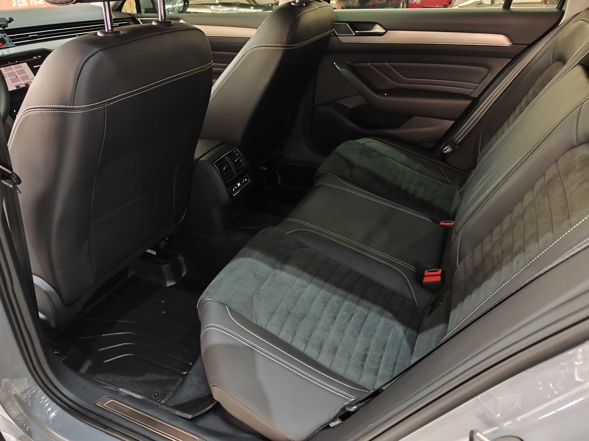 Volkswagen Passat Variant 2023 immagine di auto #7